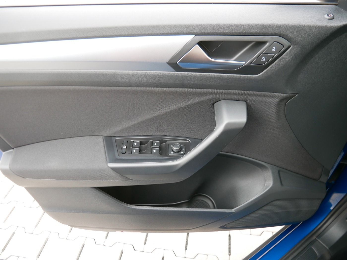 Fahrzeugabbildung Volkswagen T-Roc 1.0 Life NEU36T Standheiz SHZ LED NAVI ALU