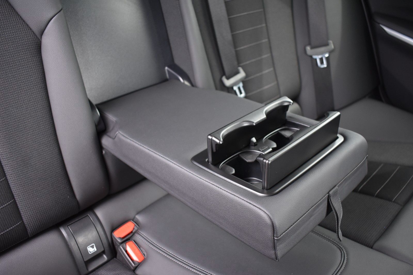 Fahrzeugabbildung BMW 330d Touring Facelift Panorama 1 Hand H&K