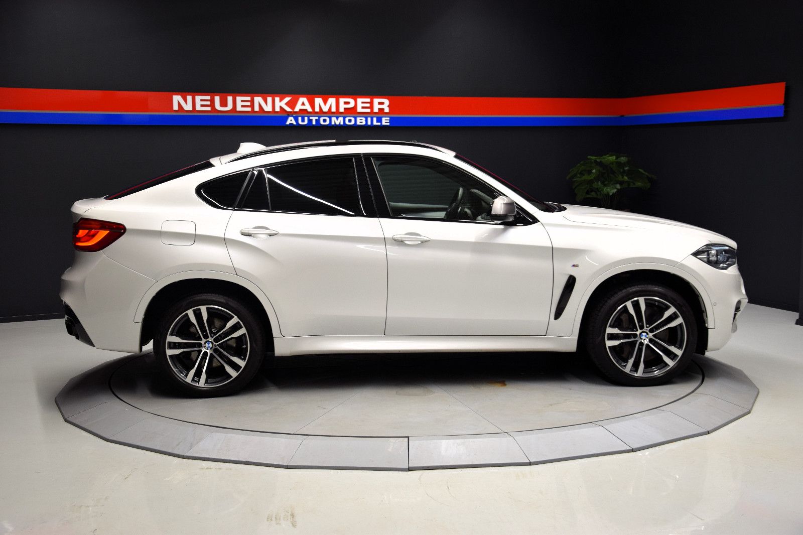 Fahrzeugabbildung BMW X6 M50 HUD TV 360 Pano Memory Sitzlüftung H&K