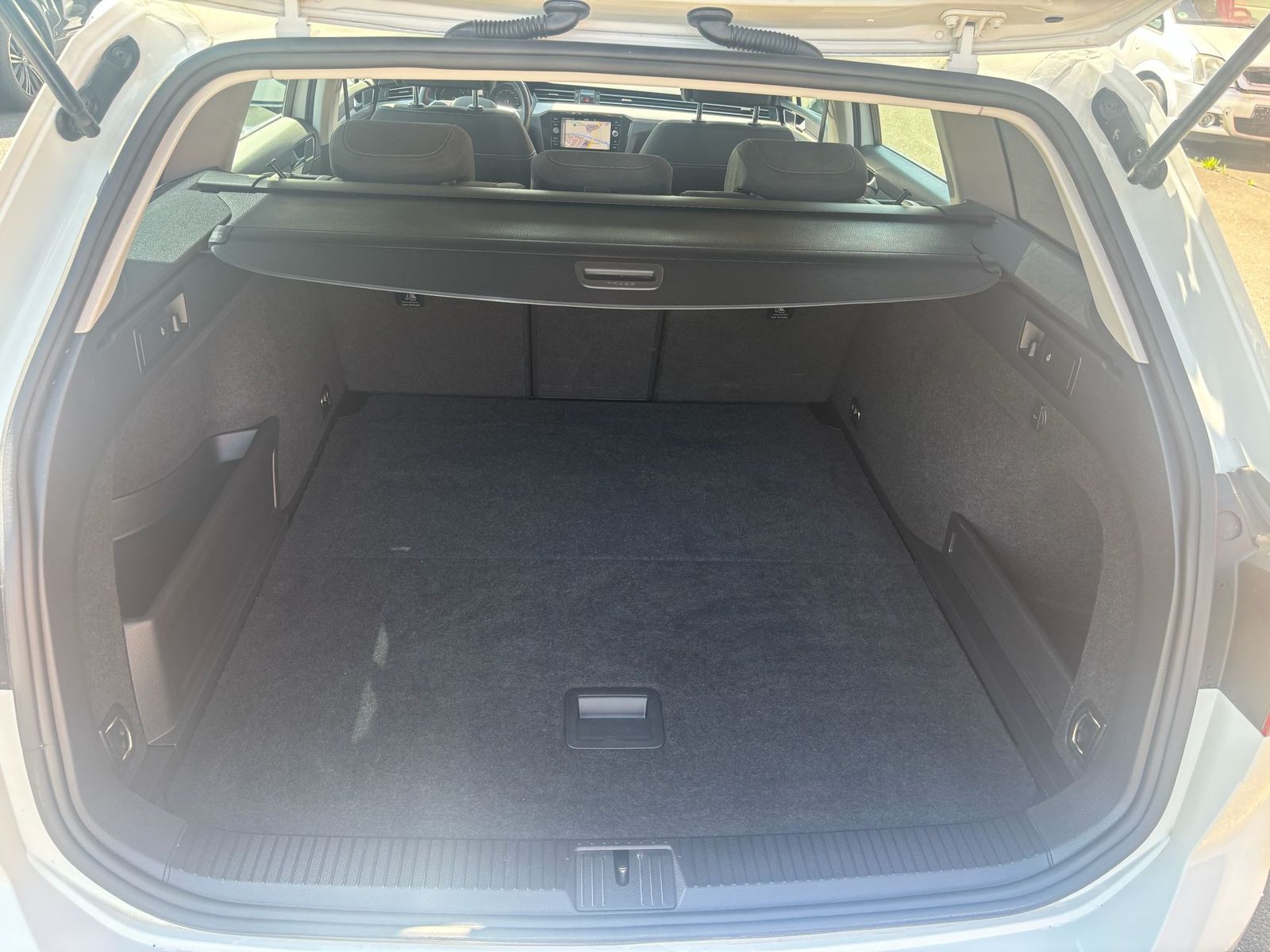 Fahrzeugabbildung Volkswagen Passat Var. 1.4 GTE-NAV-LED-KAMERA-ACC-APPS-SHZ-