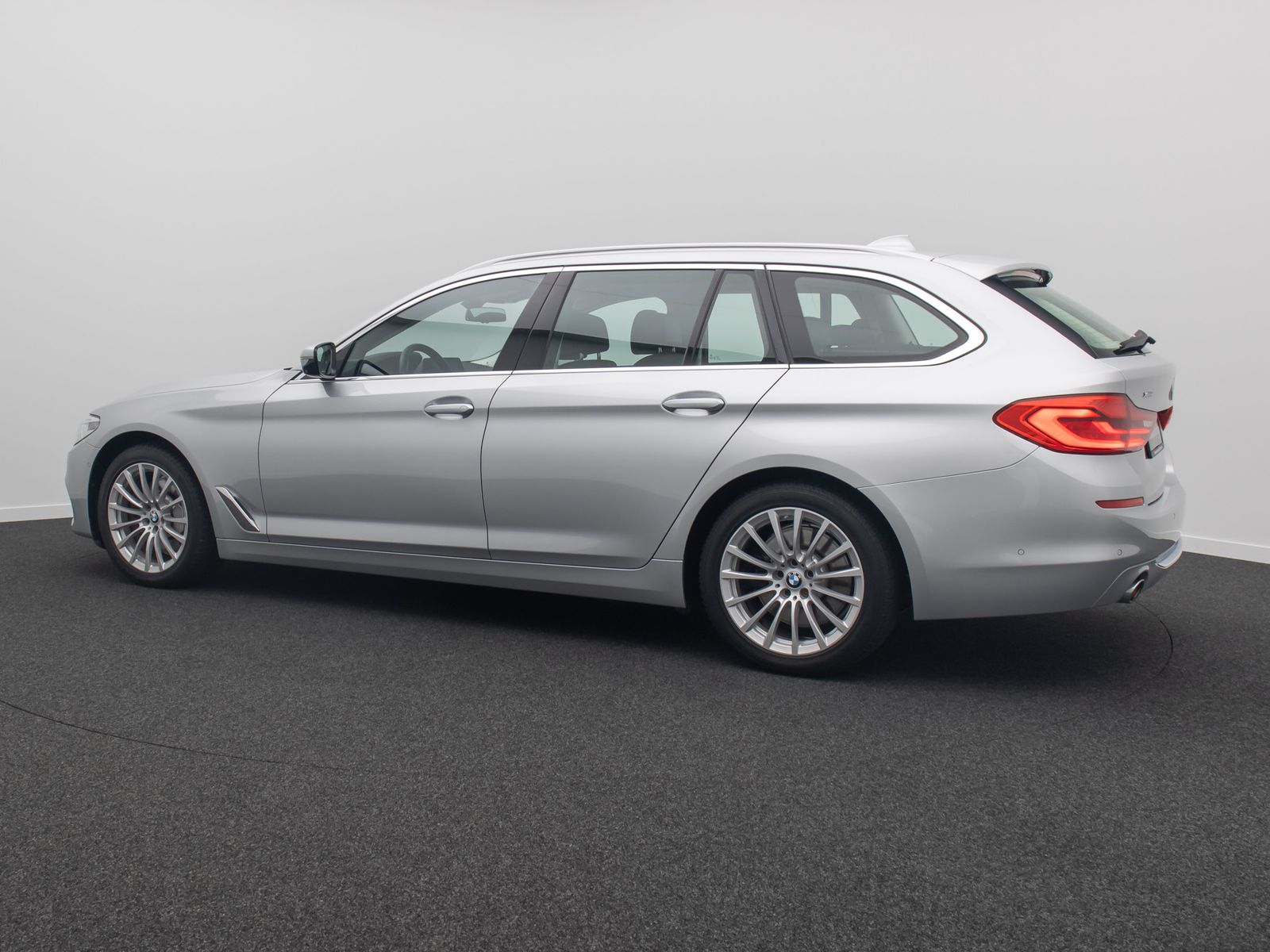 Fahrzeugabbildung BMW 530d xD LuxuryLine Panoram 360&deg;HUD HiFi DisplKey
