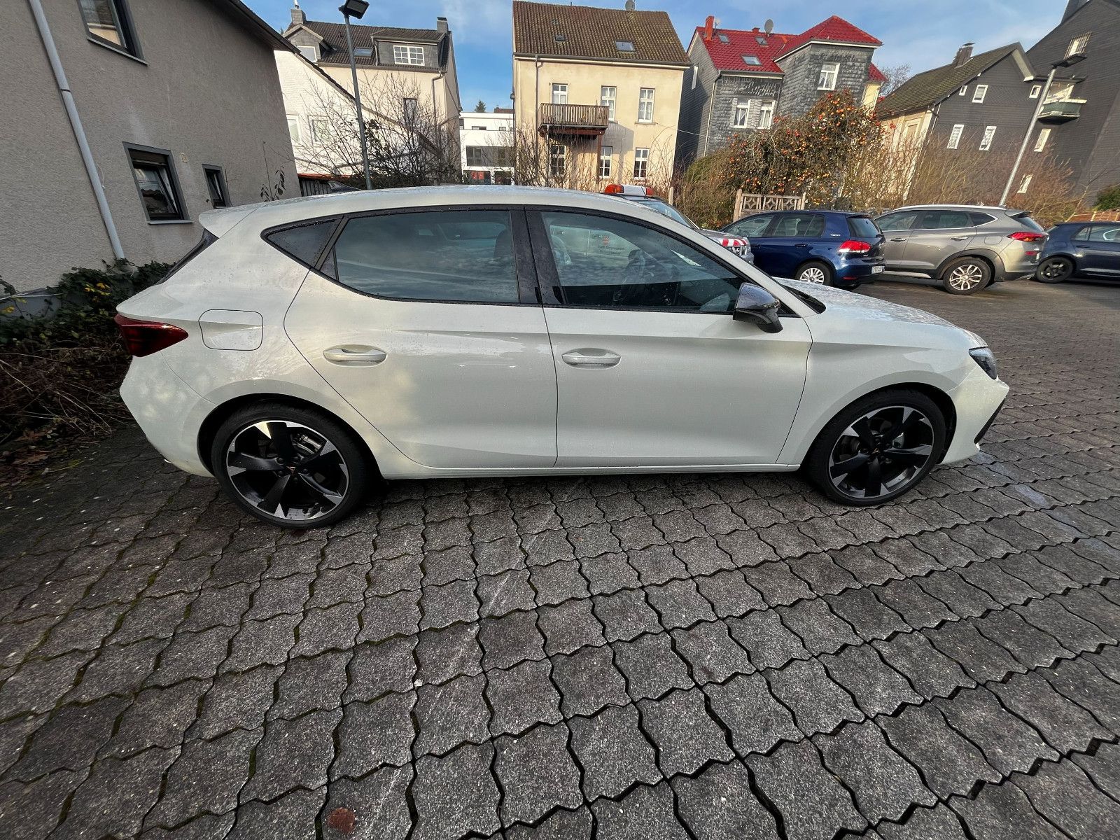 Fahrzeugabbildung CUPRA Leon 1.5 eTSI 110 kW SHZ PDC LED CARPLAY LHZ 18"