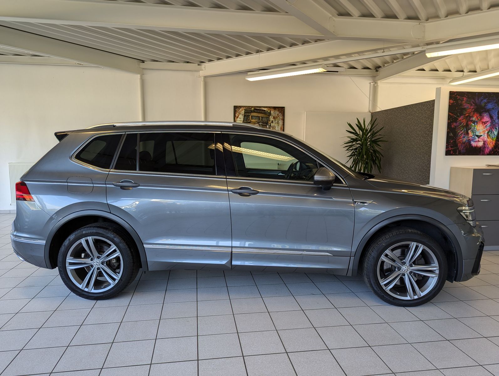 Fahrzeugabbildung Volkswagen Tiguan Allspace TDI DSG 4M 2x R-Line Pano 19 AHK