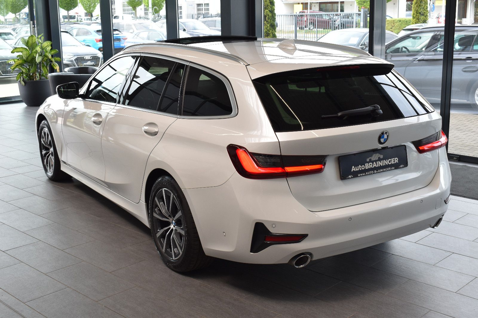 BMW 320d Touring Aut. Advantage Laser~Pano~LiveC~HUD foto 7