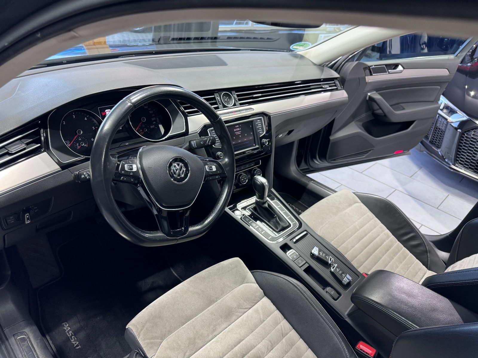 Fahrzeugabbildung Volkswagen Passat Variant Highline 4Motion*DSG*R-LINE*PANO*