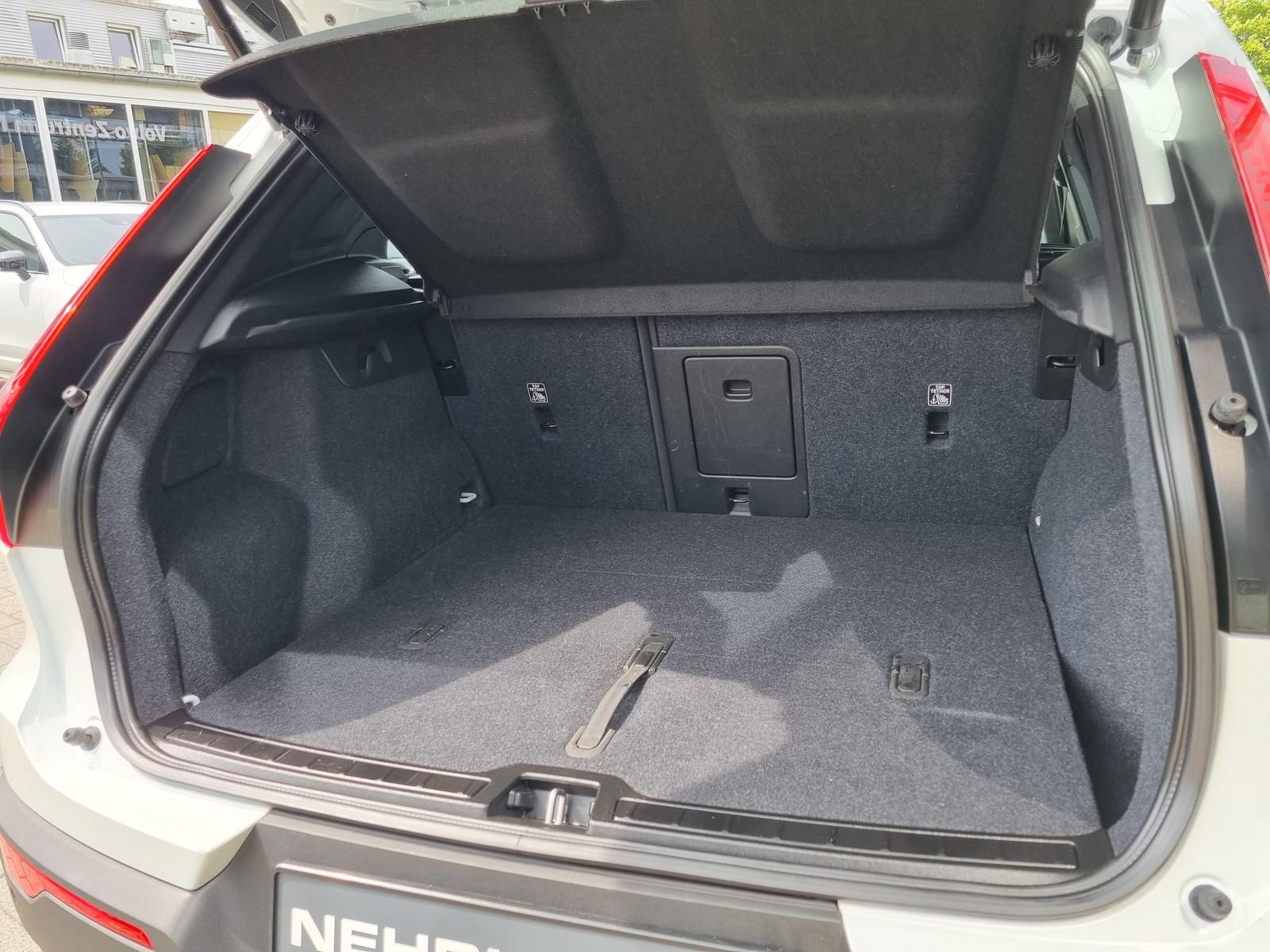 Fahrzeugabbildung Volvo XC40 B4 Benzin Plus Dark 'elektr. Glasdach'