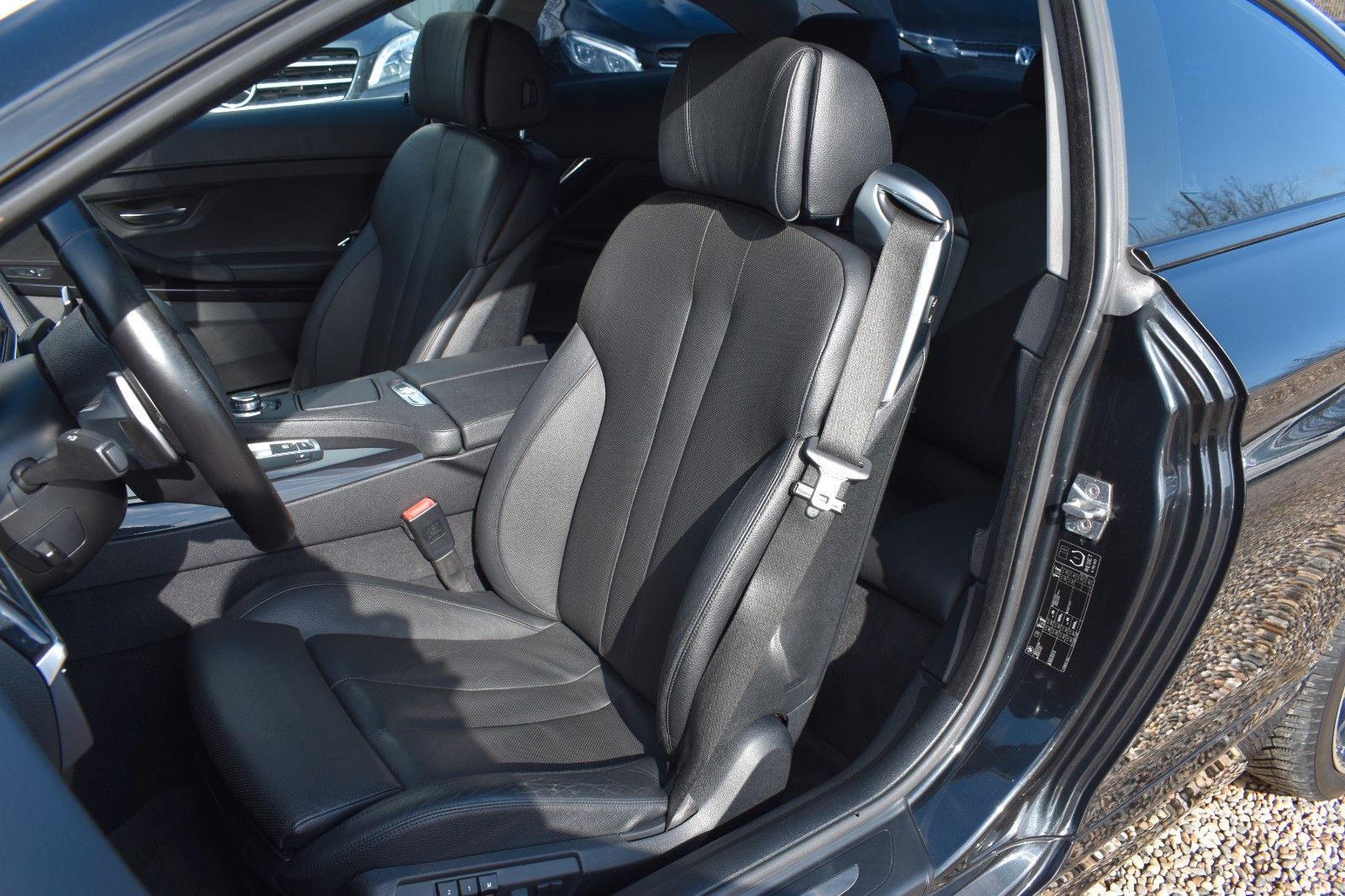 Fahrzeugabbildung BMW 640 i Coupe Schwarz Schwarz