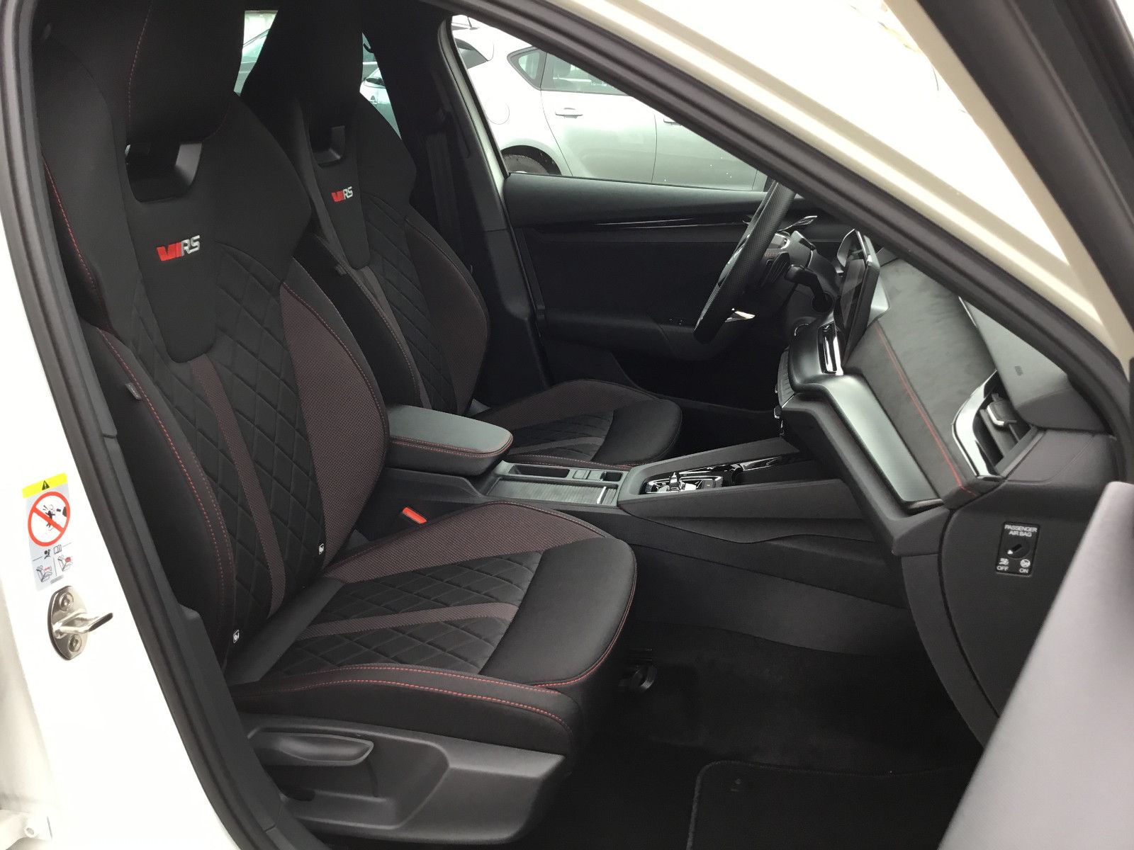 Fahrzeugabbildung SKODA Octavia 2.0 TSI DSG RS COMBI+AHK+Pano+el.Heckkla