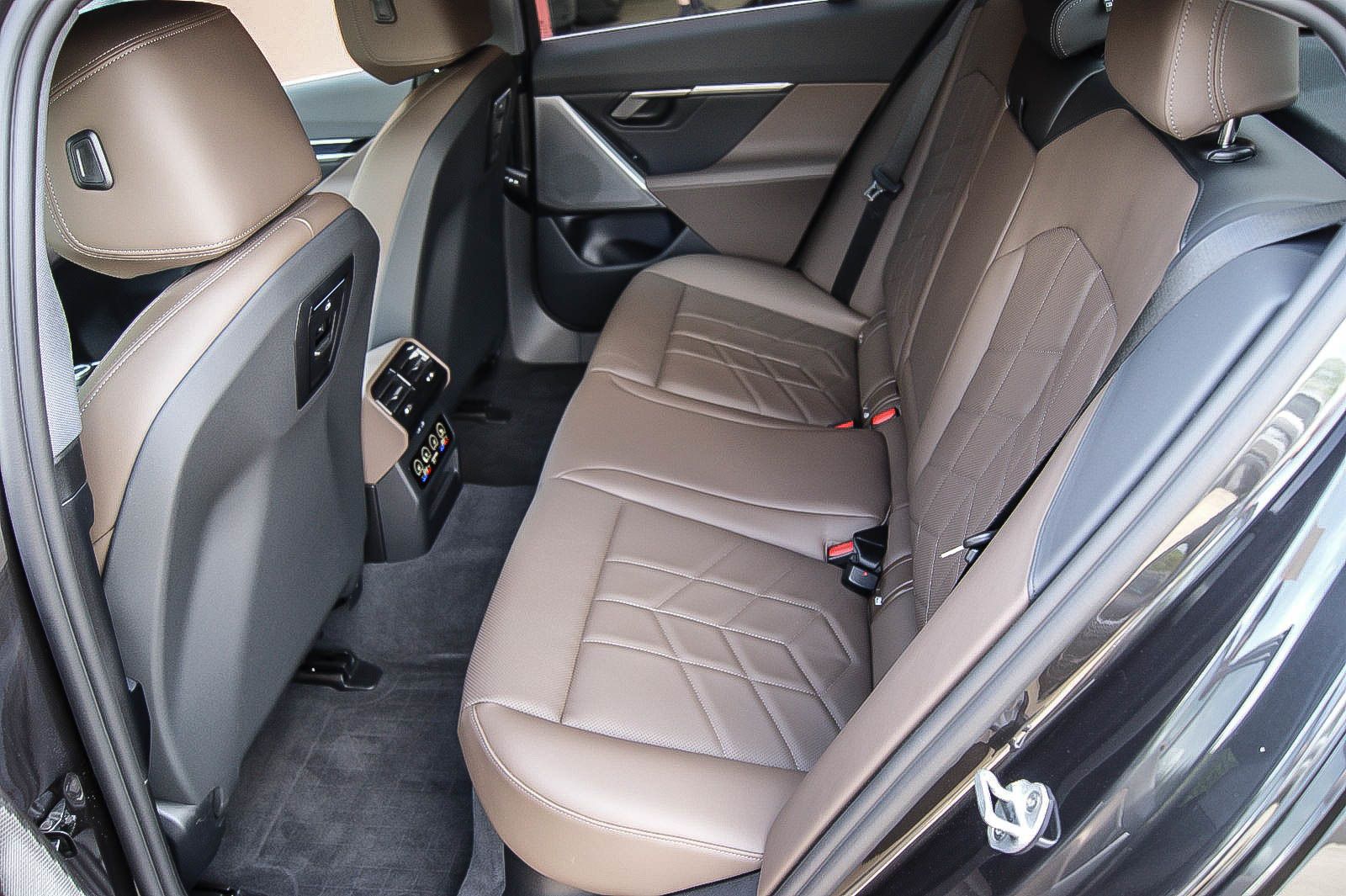 Fahrzeugabbildung BMW i5 Lim 40 eDrive HEAD-UP LEDER ESPRESSO KEYLESS