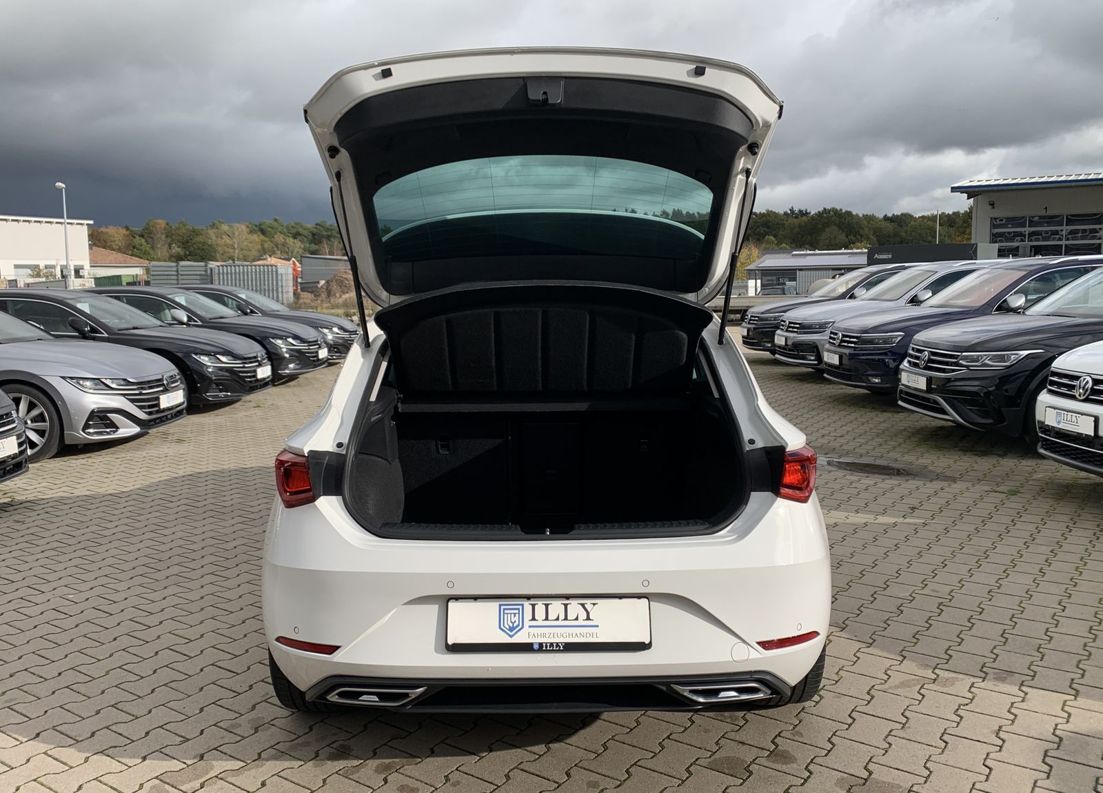 Fahrzeugabbildung SEAT Leon 1.5 TSI*FR-Line*LED*Navi*PDC*Spur*