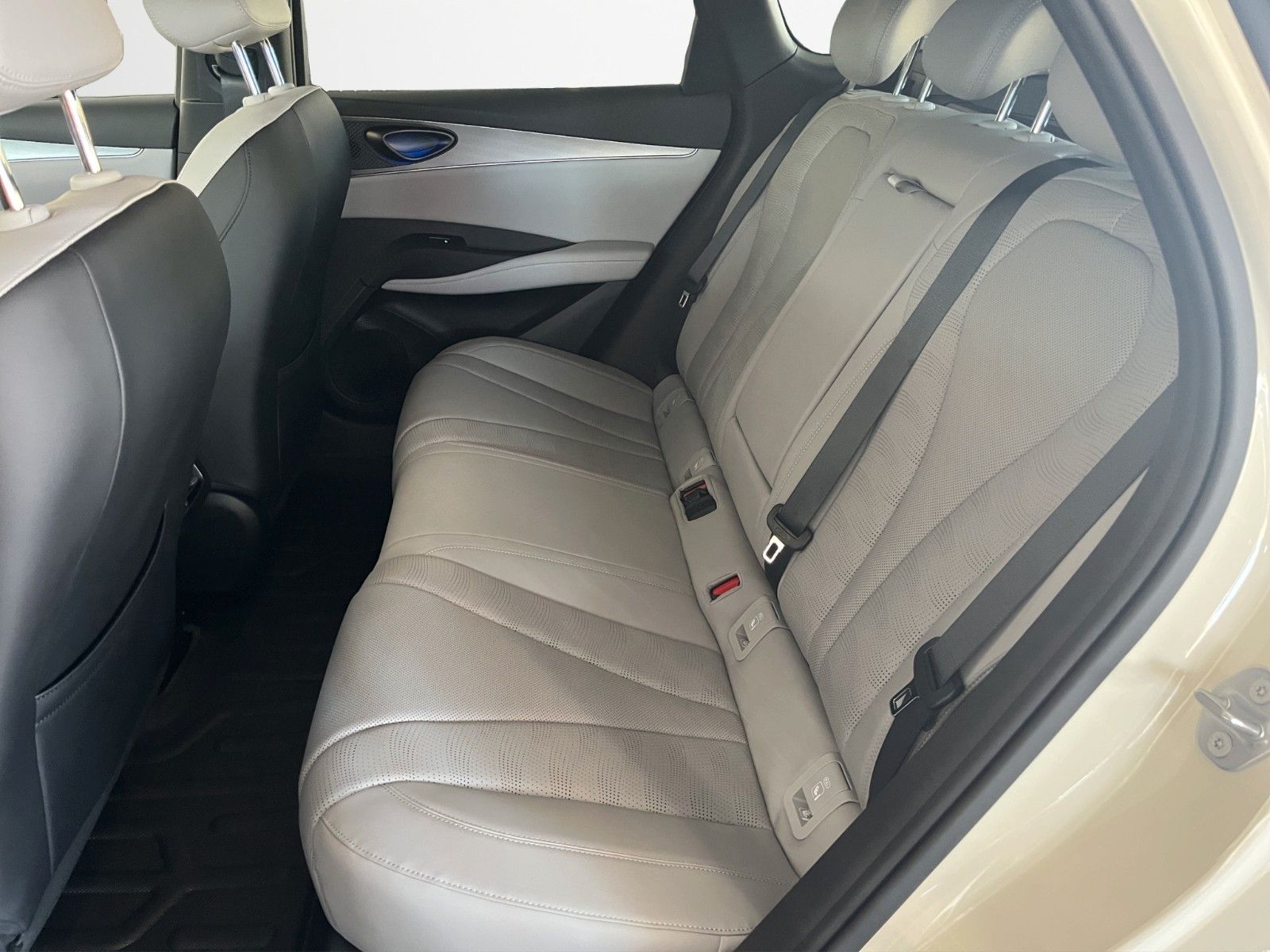 BYD SEAL 6