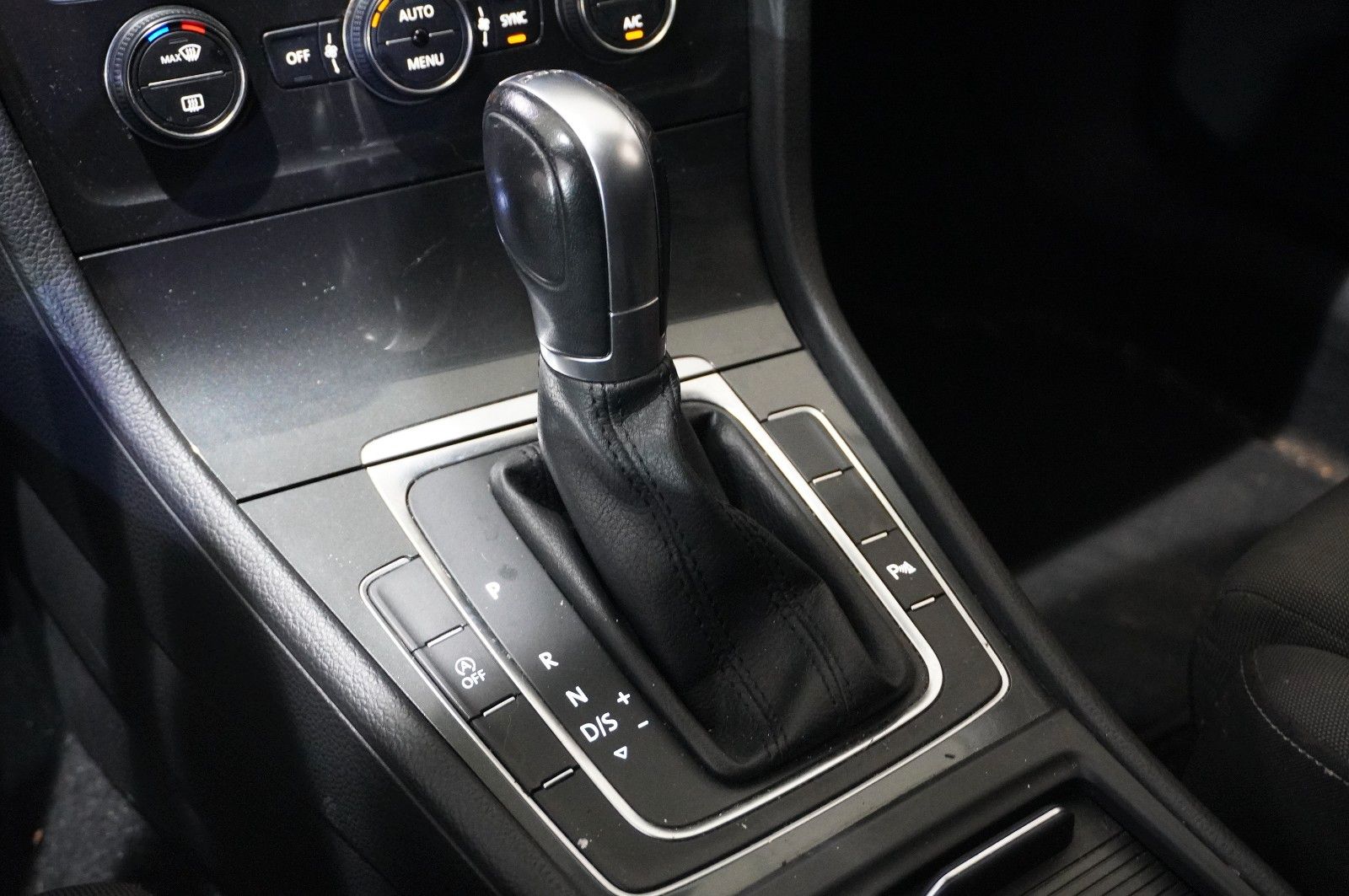 Fahrzeugabbildung Volkswagen Golf VII VARI. 1.6 TDI COMOFRT. DSG NAVI/LED/SHZ