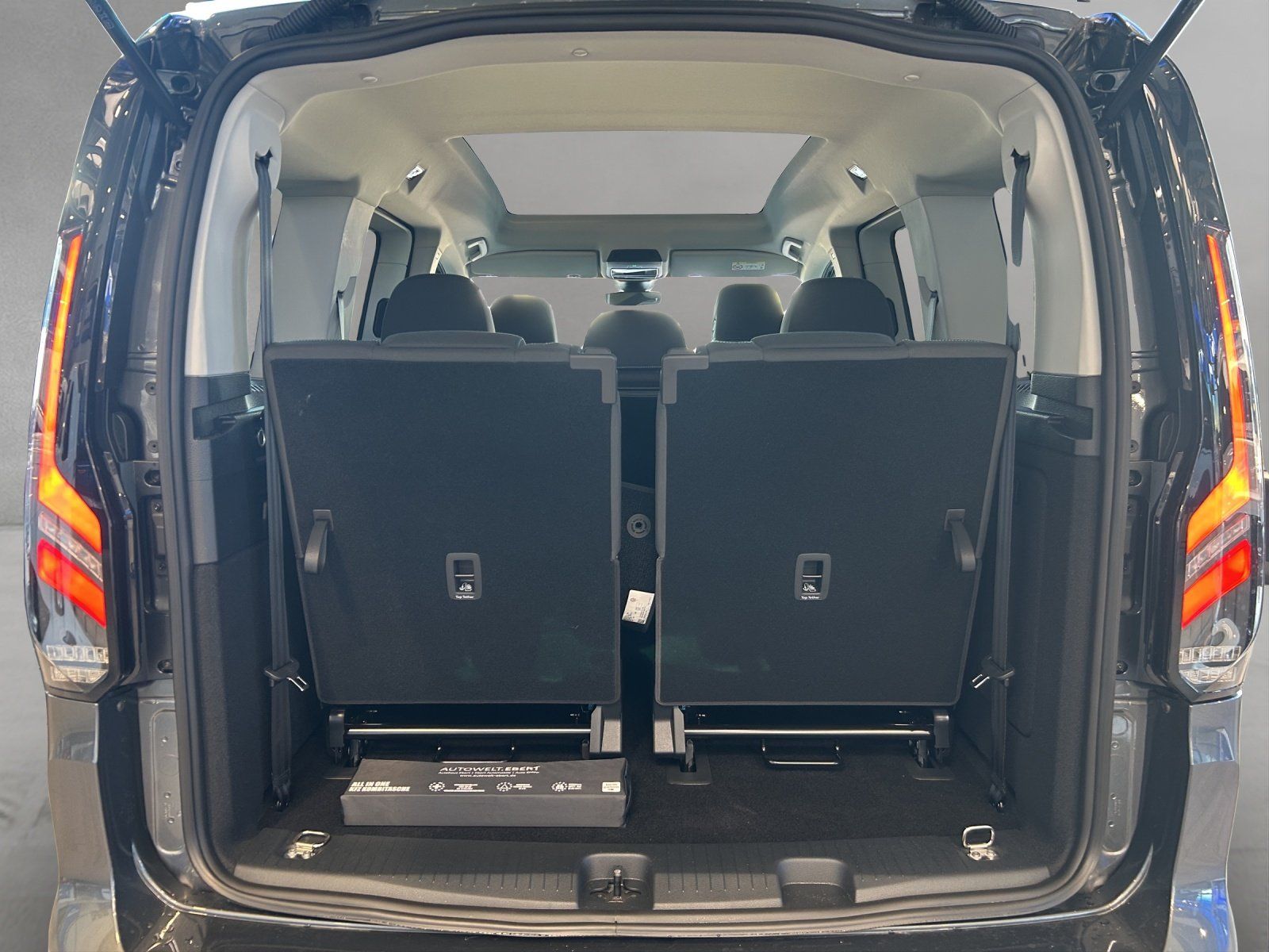 Fahrzeugabbildung Ford Tourneo Connect Active 122PS Kurz 7 Sitze