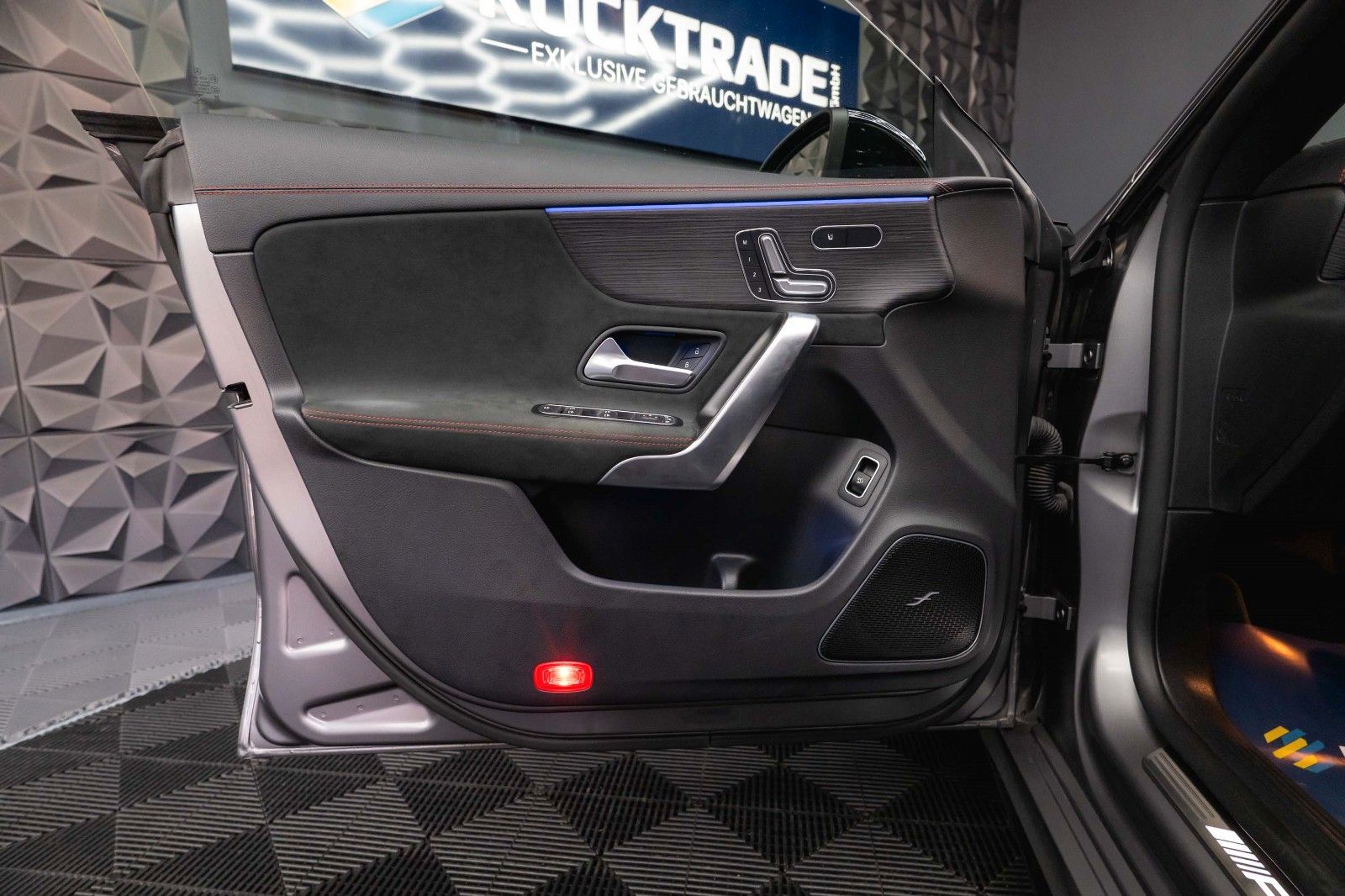 Fahrzeugabbildung Mercedes-Benz CLA 35 AMG 4Matic Performance Night-Paket | Pano