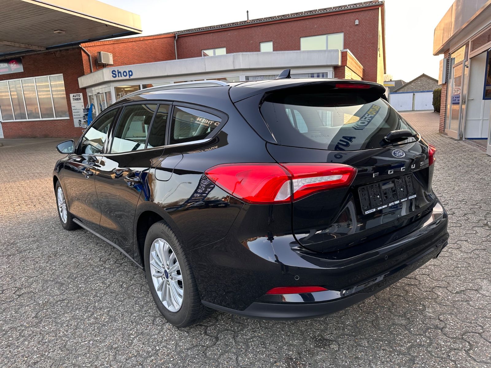 Fahrzeugabbildung Ford Focus Turnier Titanium 1.0 EB Navi/APP/LED/eHeck