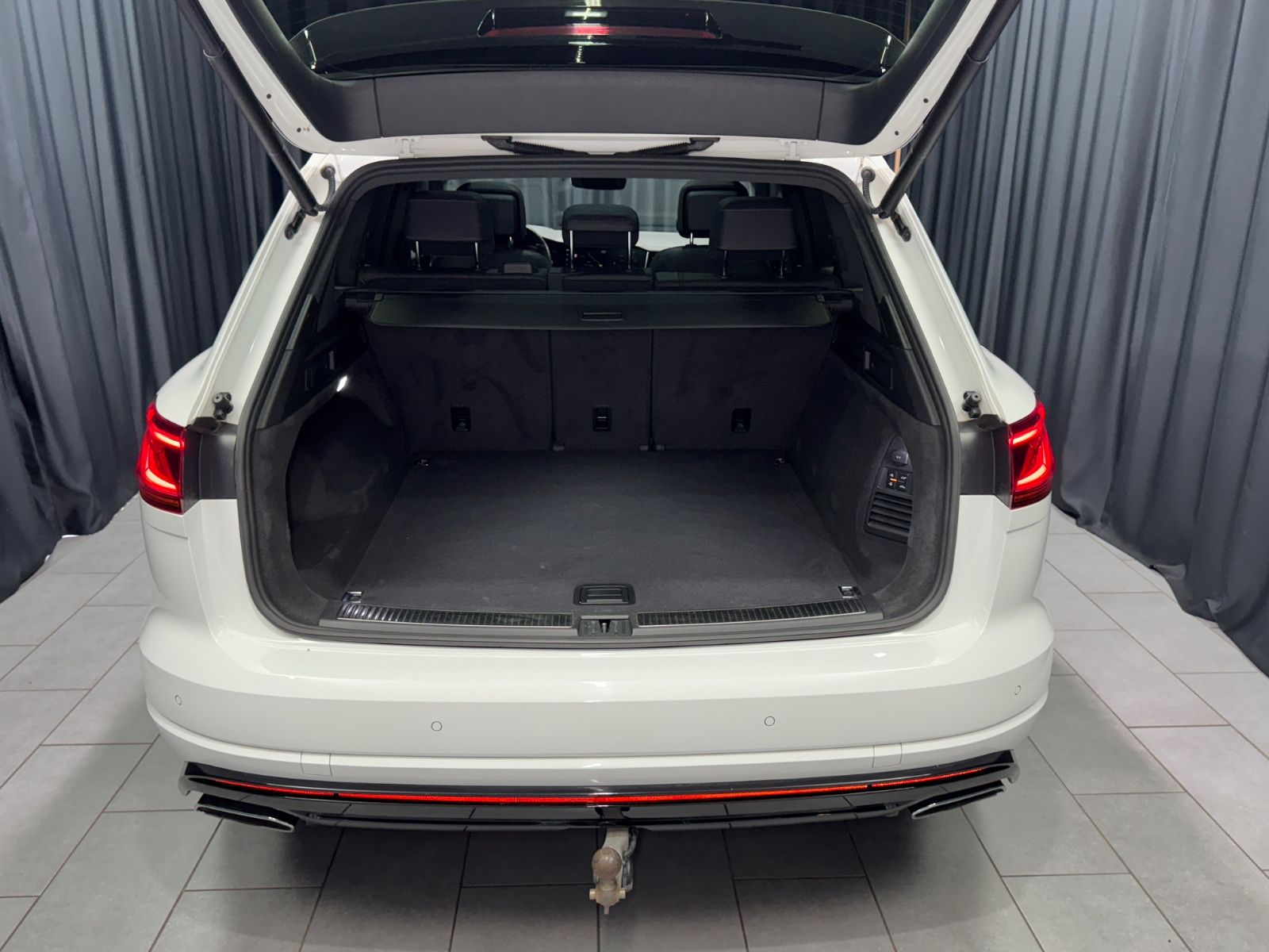 Fahrzeugabbildung Volkswagen Touareg 4.0 V8 TDI RLine|4Motion|MASSAGE|AHK|DYN