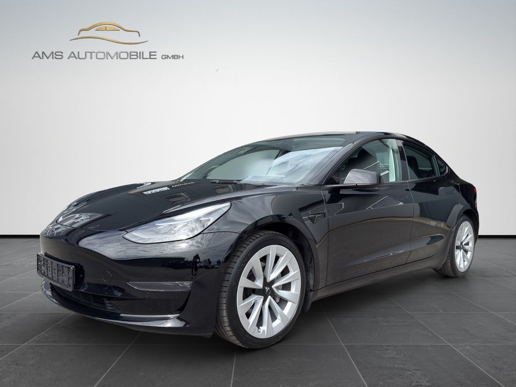 Tesla Model 3 — hlavná fotografia