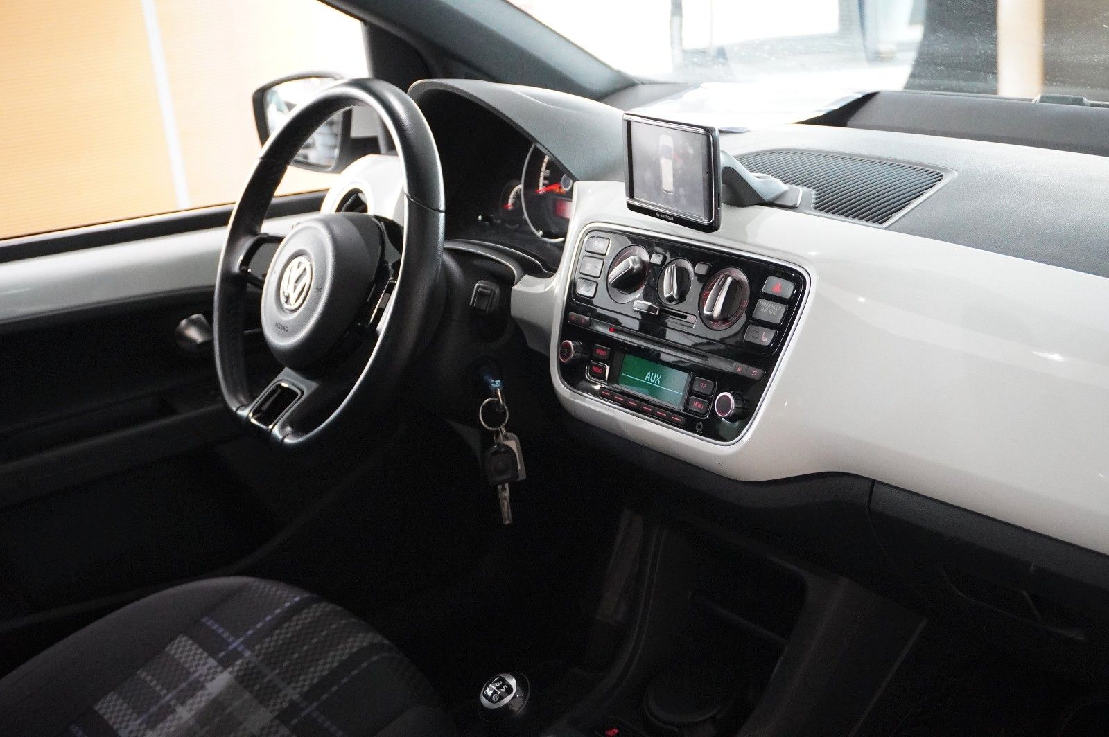 Fahrzeugabbildung Volkswagen up! 1.0 CLUB 5-TÜR NAVI/SPORT/PANO./SHZ/PDC/TEMP