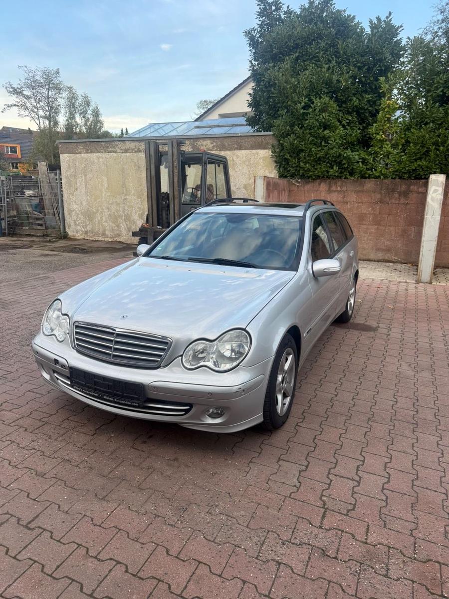 Mercedes-Benz C220 2005 — rear view