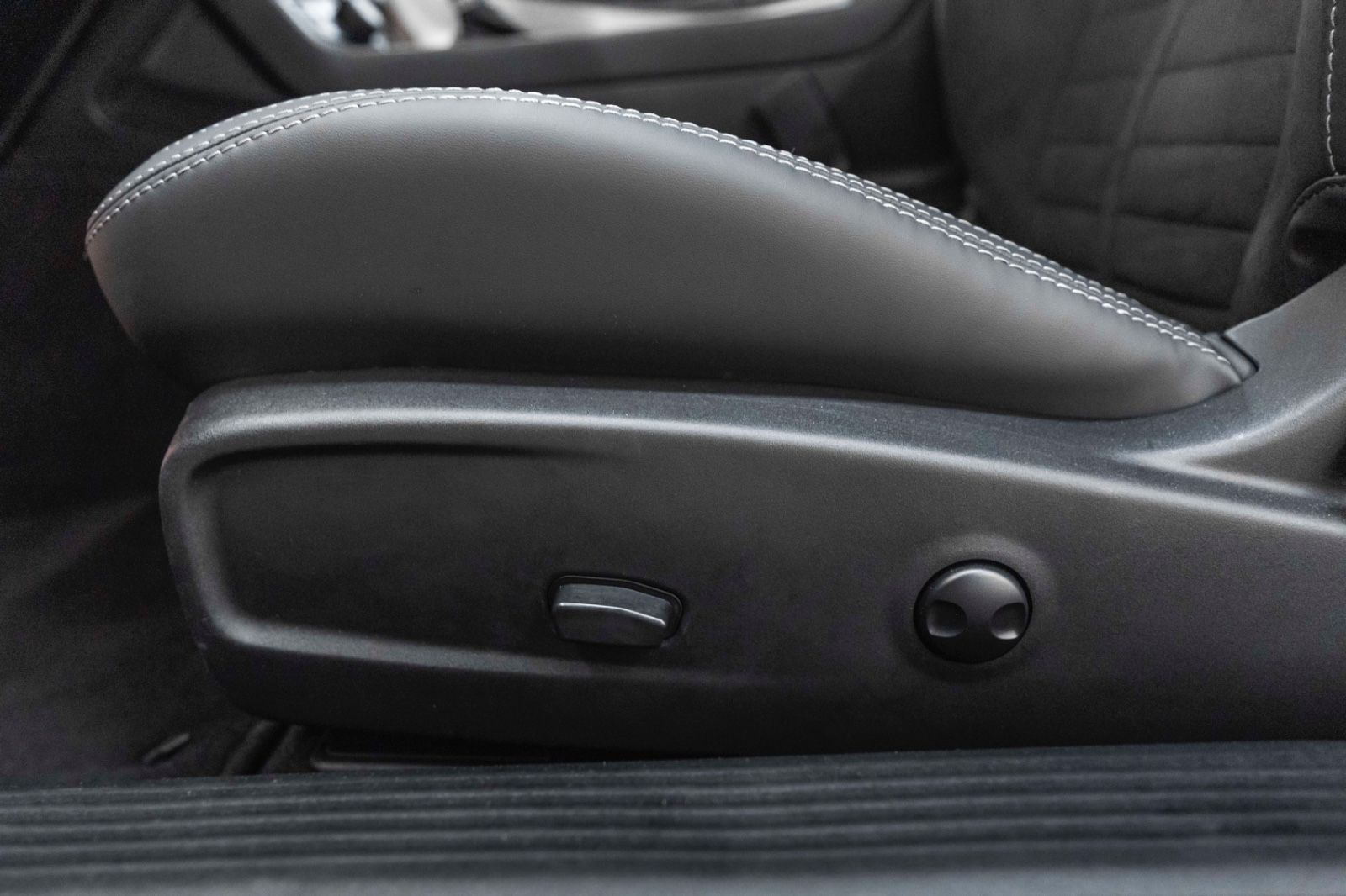 Fahrzeugabbildung Dodge Challenger 3,6L AWD CARPLAY KAM SHZ ALPINE ALC