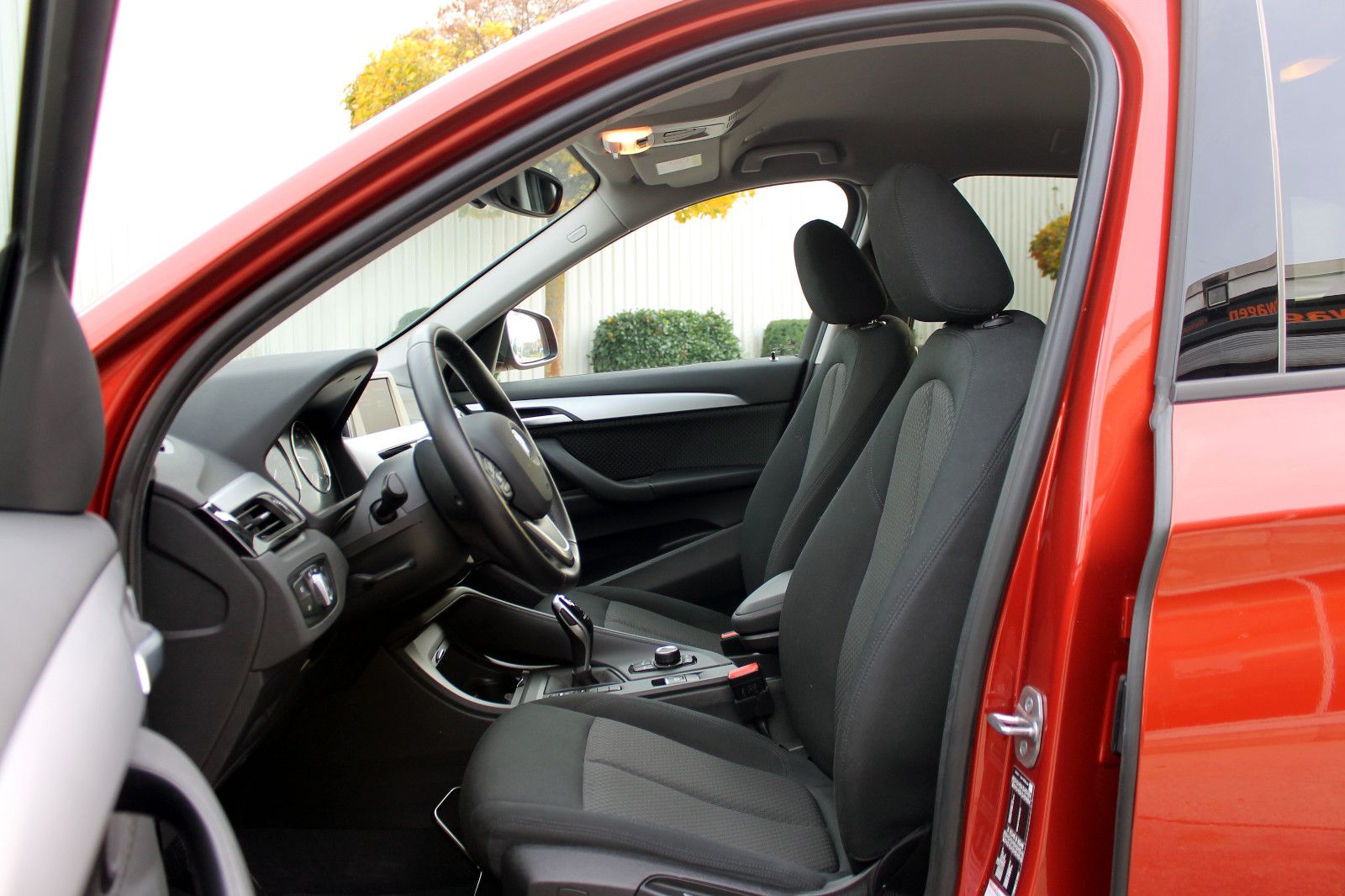 Fahrzeugabbildung BMW X1 sDrive 20i Steptr. Advantage KAM PDC SHZ TEMP