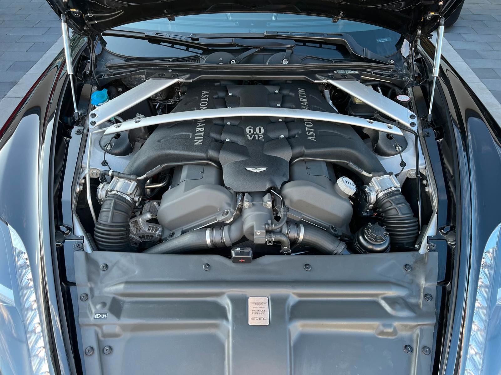 Fahrzeugabbildung Aston Martin Virage Volante V12
