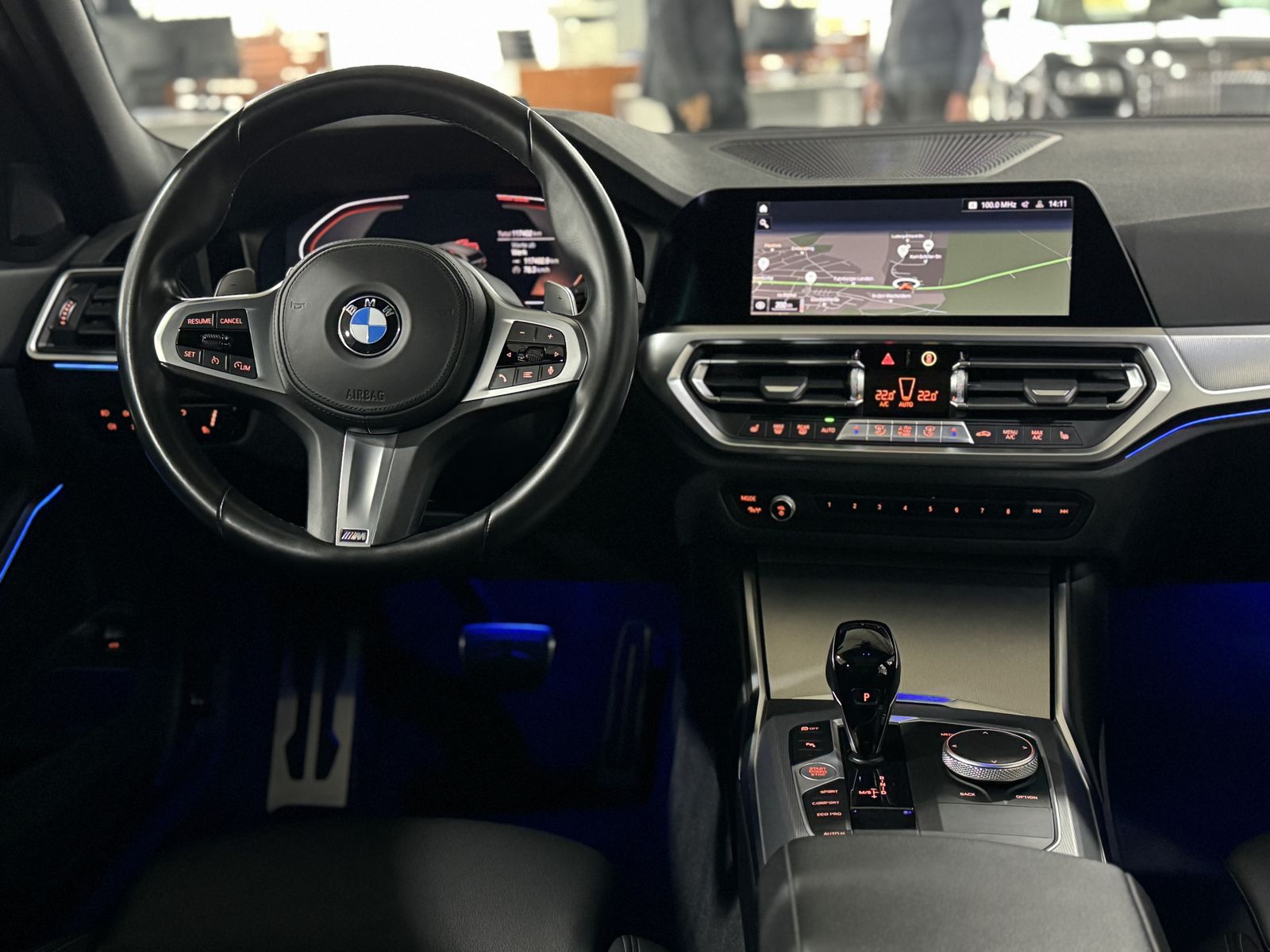 Fahrzeugabbildung BMW 320d M Sport PanoramaKamera HUD DAB HiFi Komfort