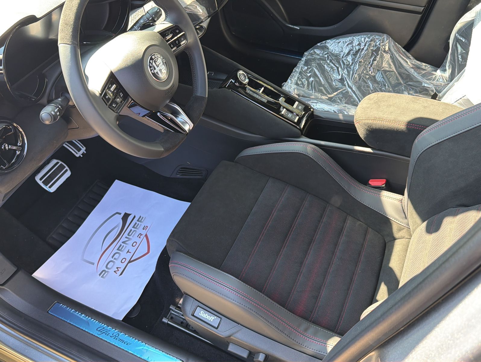 Fahrzeugabbildung Alfa Romeo Junior Sport-/Technologie-Paket, ab 298 € i.M.