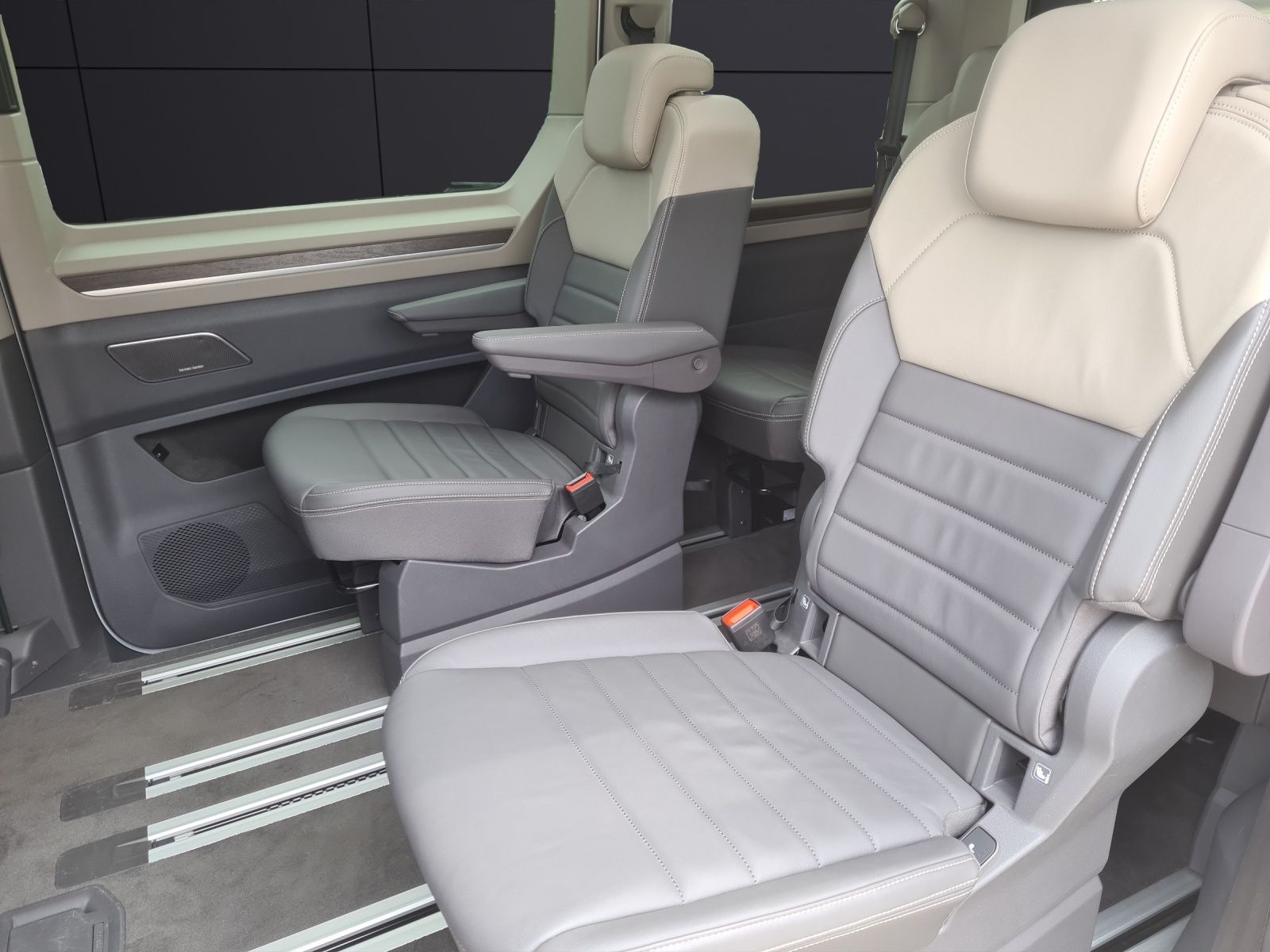 Fahrzeugabbildung Volkswagen T7 Multivan TSI DSG Style STH MATRIX ACC PANO NA