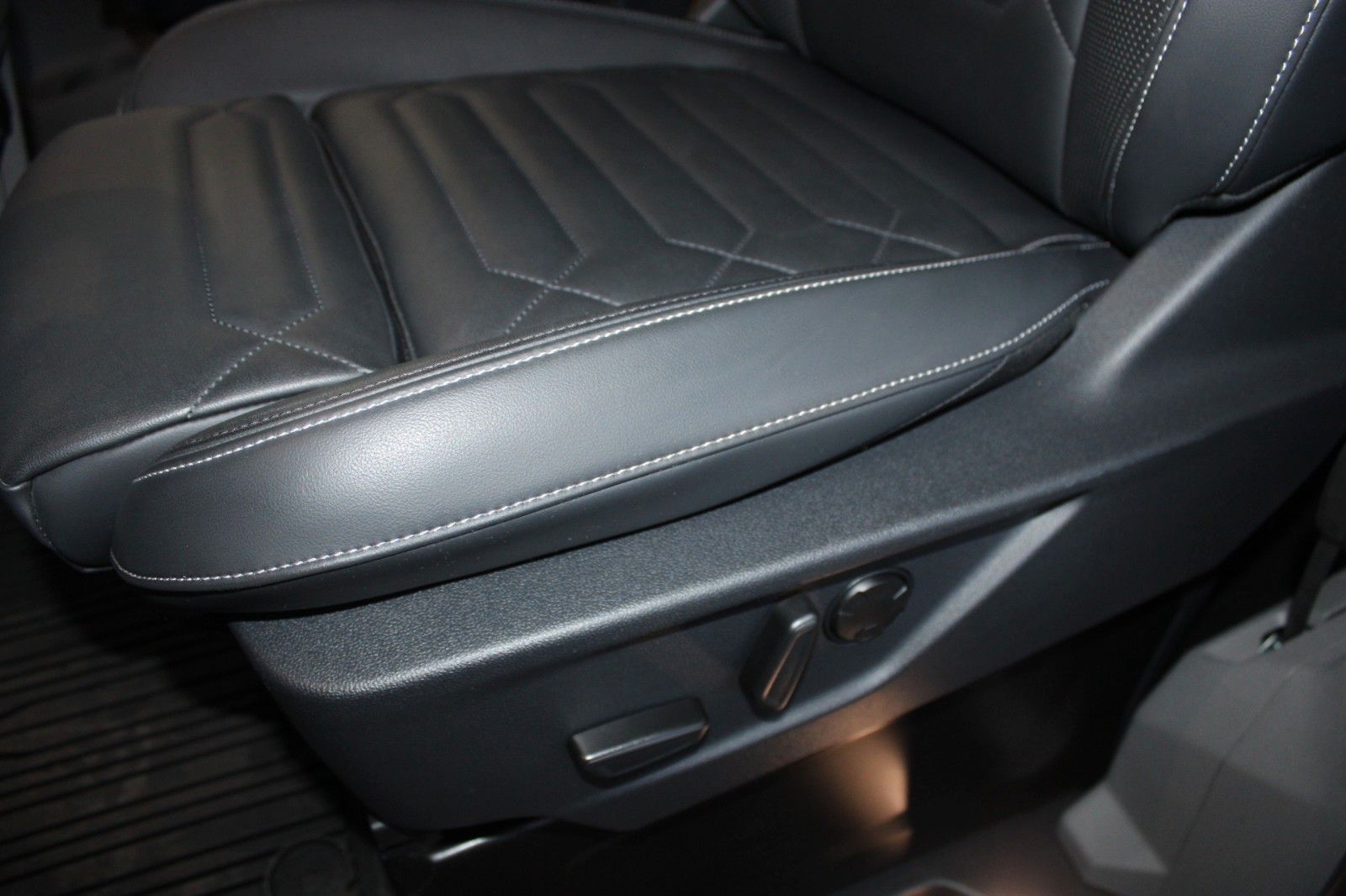 Fahrzeugabbildung Ford Tourneo Custom L1 8-Sitz Titanium Aut. Top Ausst