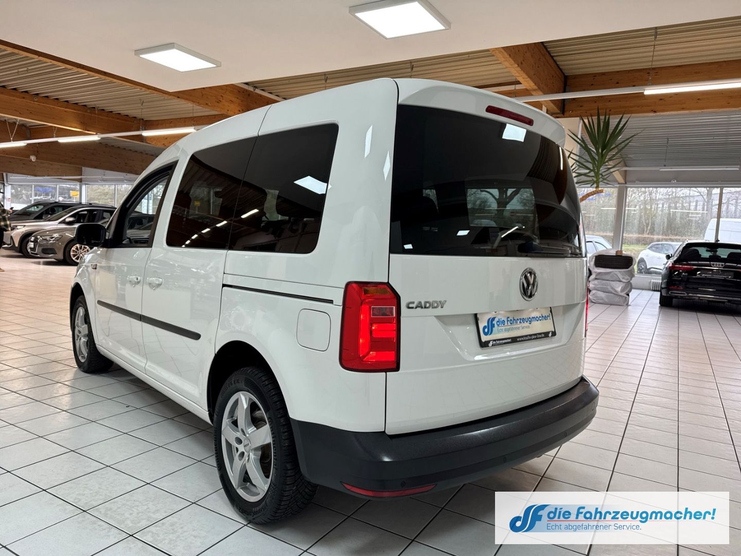 Fahrzeugabbildung Volkswagen Caddy Trendline BMT Navi SHZ Notbremsass. Temp P