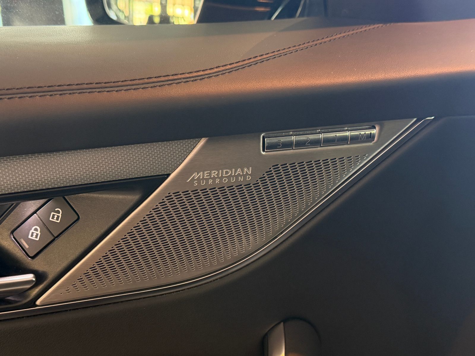 Fahrzeugabbildung Jaguar F-PACE SVR /PANO/MERIDIAN/360°KAM/HUD/AMBIENTE