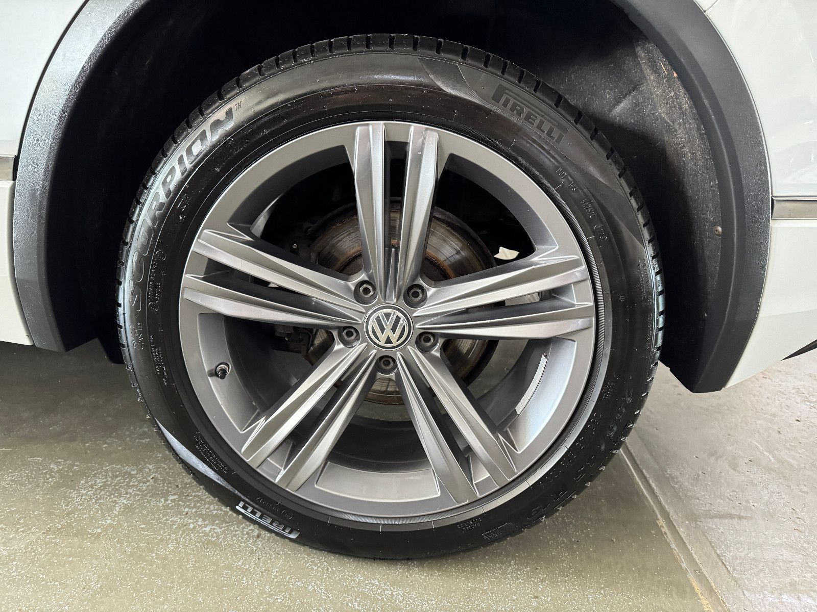 Fahrzeugabbildung Volkswagen Tiguan DSG 4MO 3X R-LINE PANO MEMORY BLACK STYLE