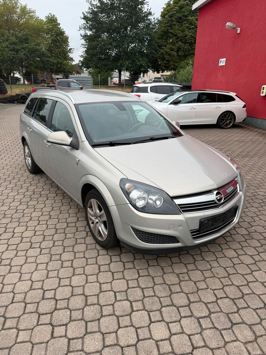 Opel Astra 2010 — interior
