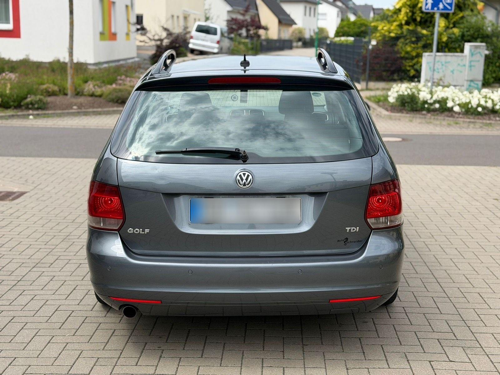 Volkswagen Golf 2011 — interior