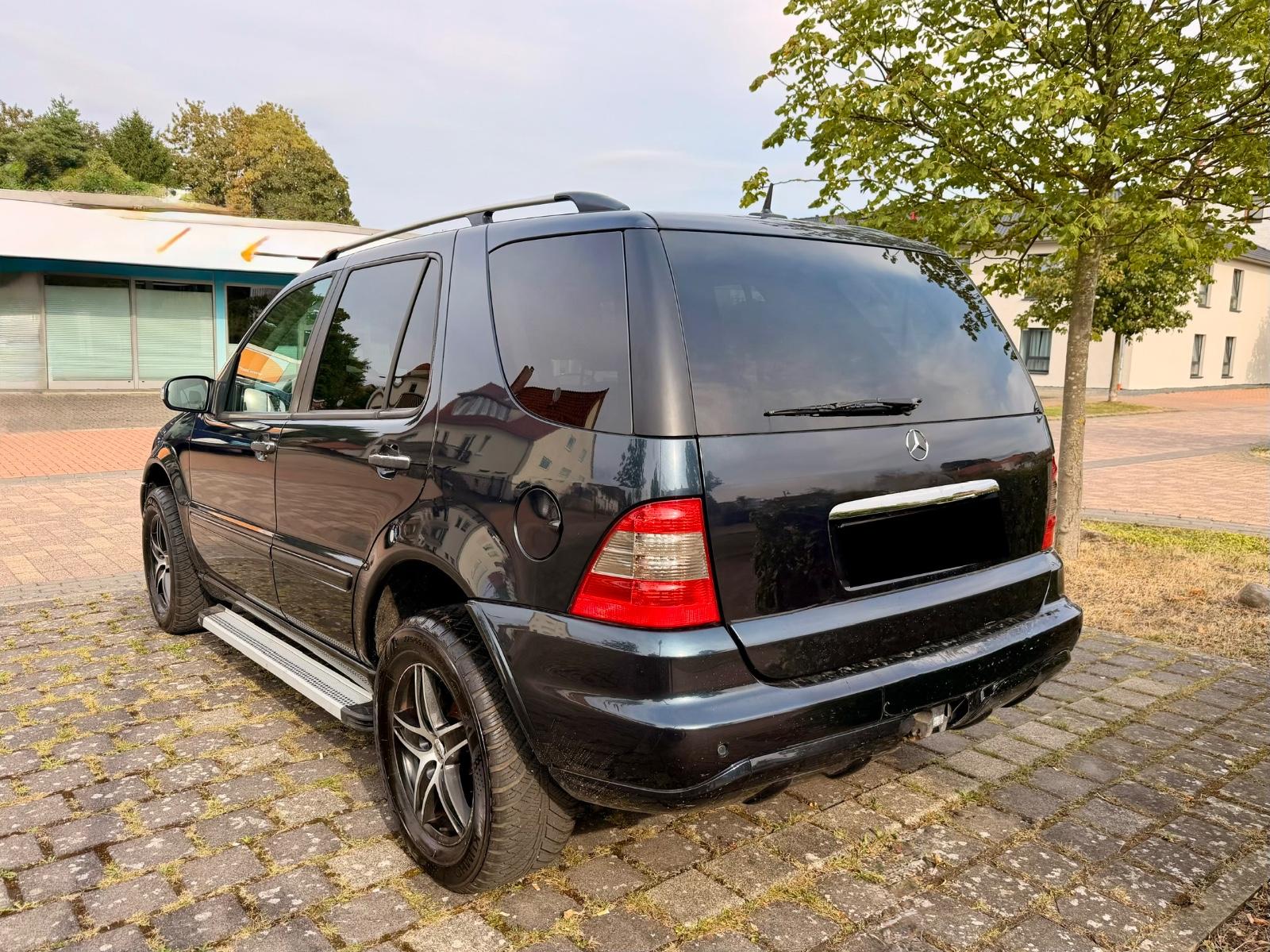 Mercedes-Benz ML270 2004 — interior