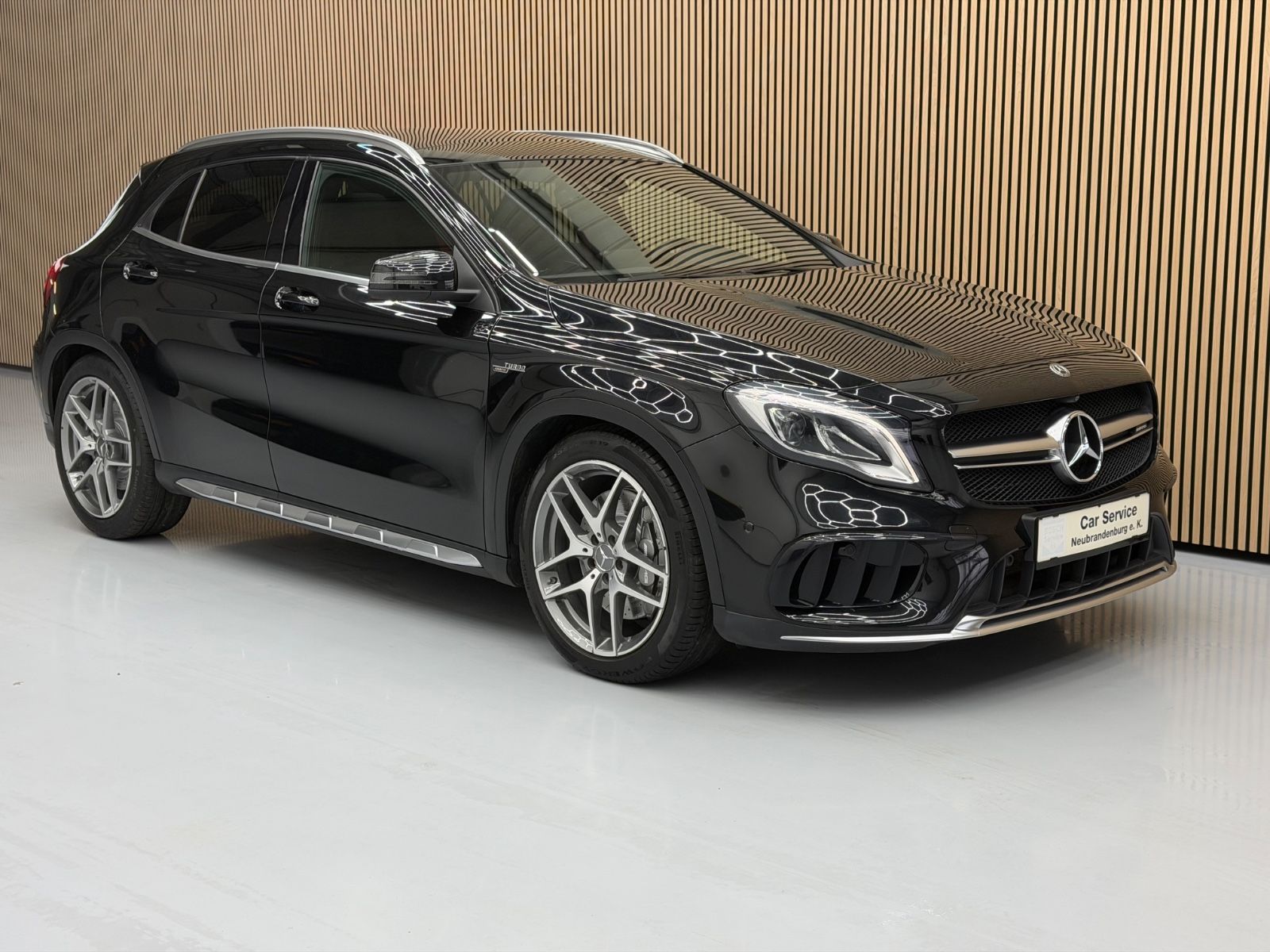MERCEDES-BENZ GLA 45 AMG 4Matic*Panorama*8-fach*Klimaaut.*