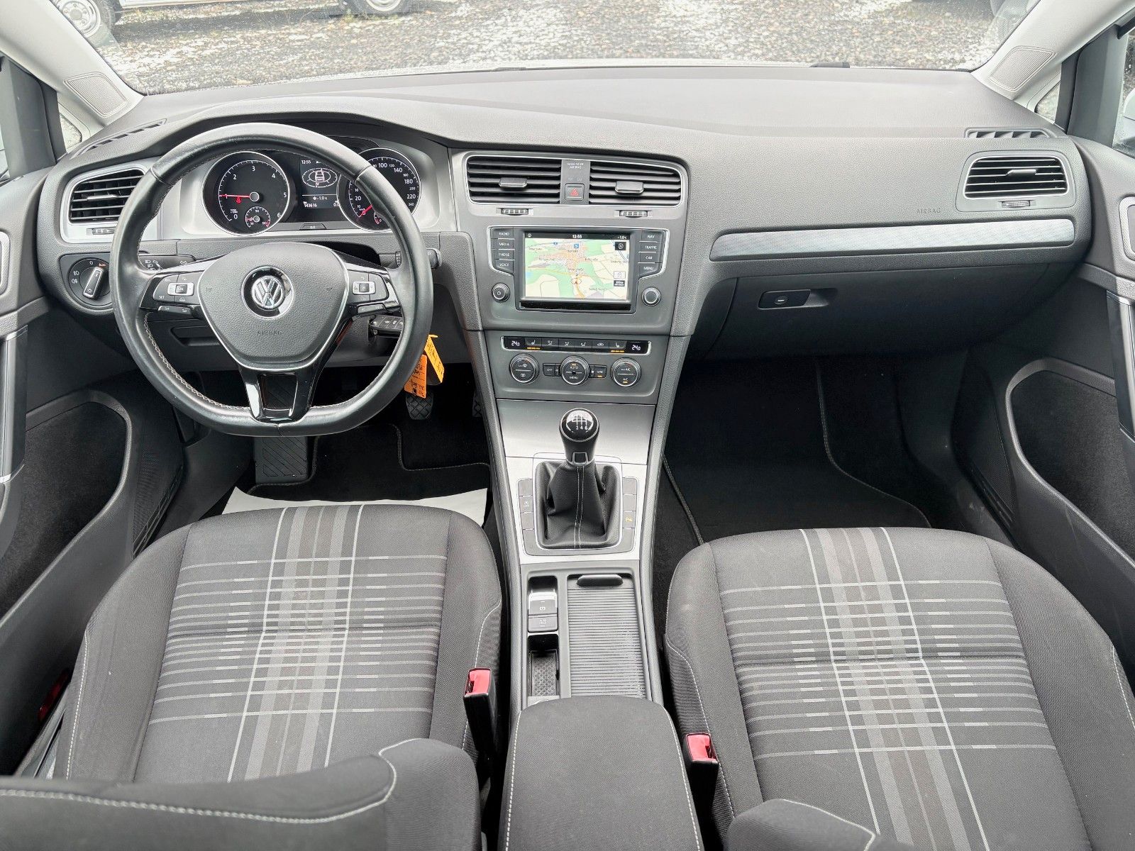 Fahrzeugabbildung Volkswagen Golf VII 2.0TDI Lim. LOUNGE Navi Klima PDC SPORT