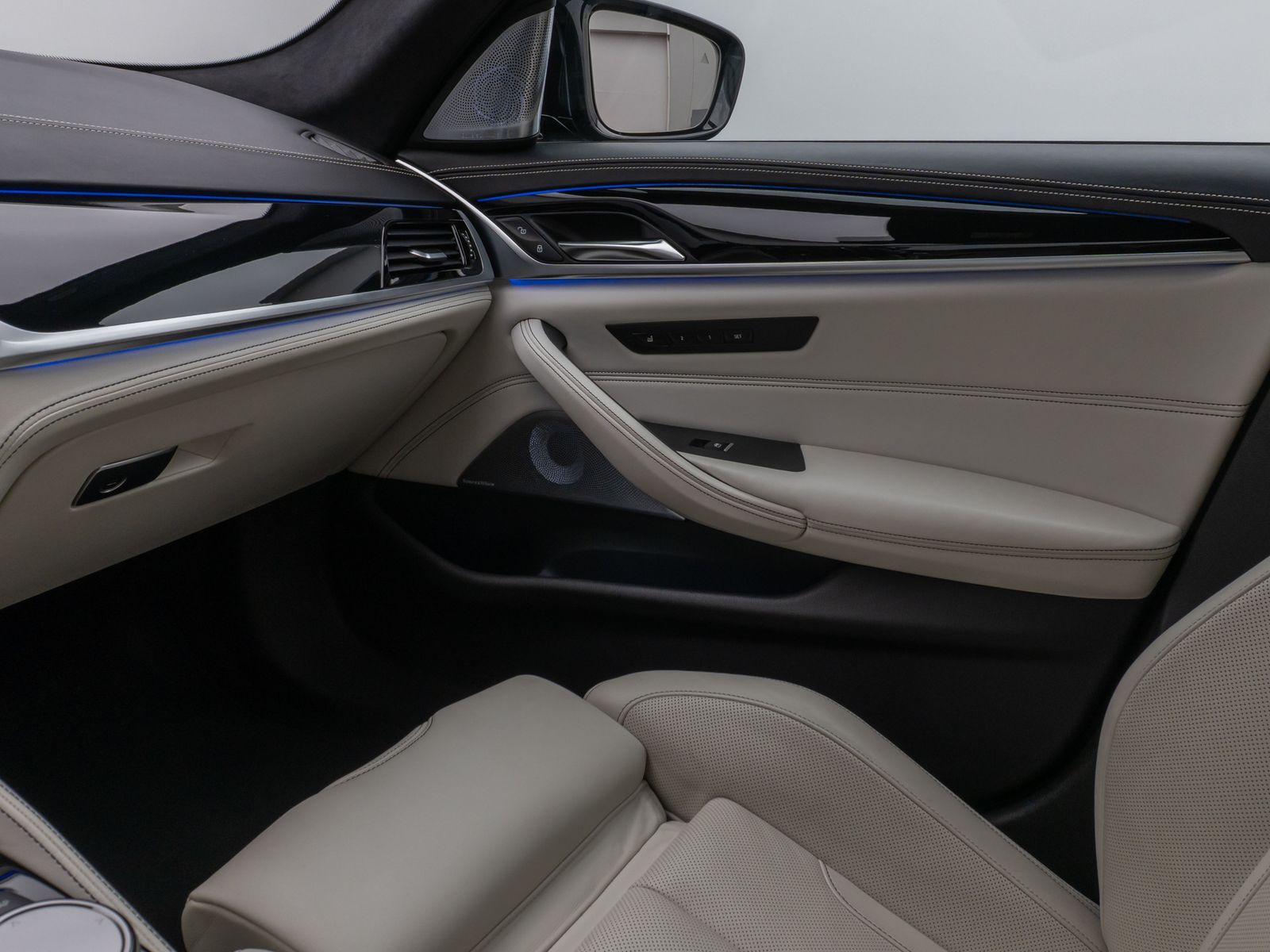 Fahrzeugabbildung BMW M5 xD 360°HUD DAB B&W SoftCl Massage Komfort