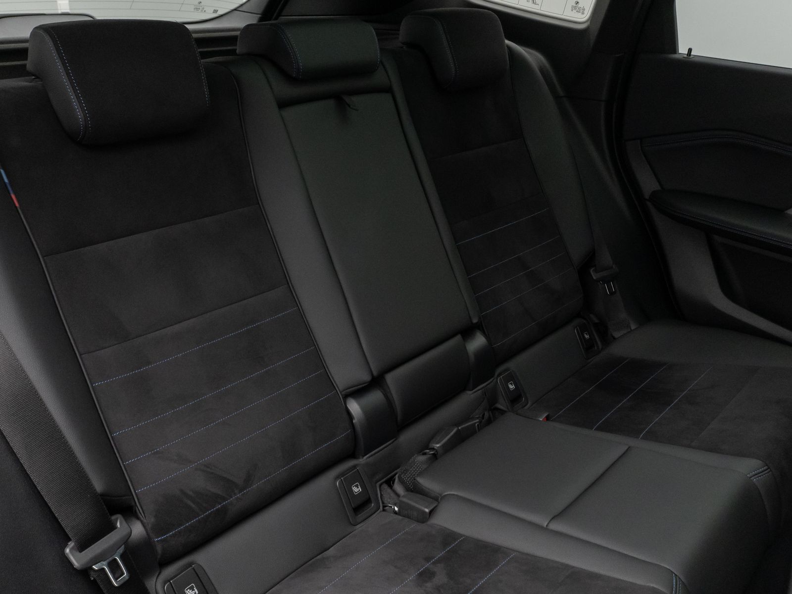Fahrzeugabbildung BMW iX1 xD30 M Sport DAB Panorama Kamera Komfort 19"