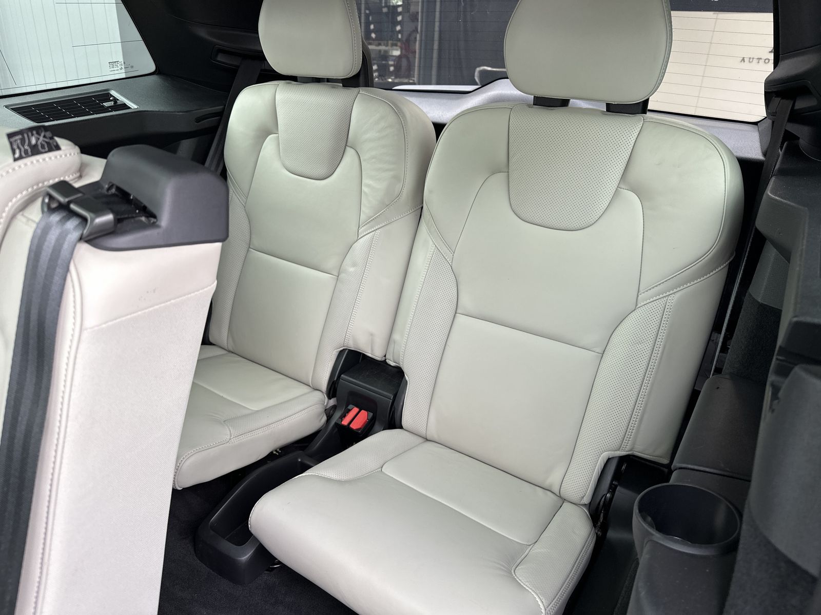 Fahrzeugabbildung Volvo XC90 T8 AWD R-Design 7-Sitzer NAV+LED+AHK+PANORA