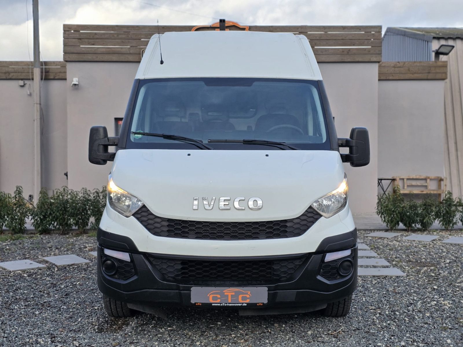 Fahrzeugabbildung Iveco Daily Kasten L3H2/Radstand 3520/AHK 3,5t/TÜV-NEU