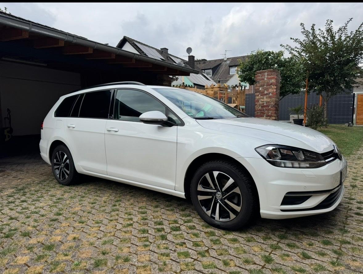 Volkswagen Golf UNITED Variant / Pano. / AHK / Allwetter