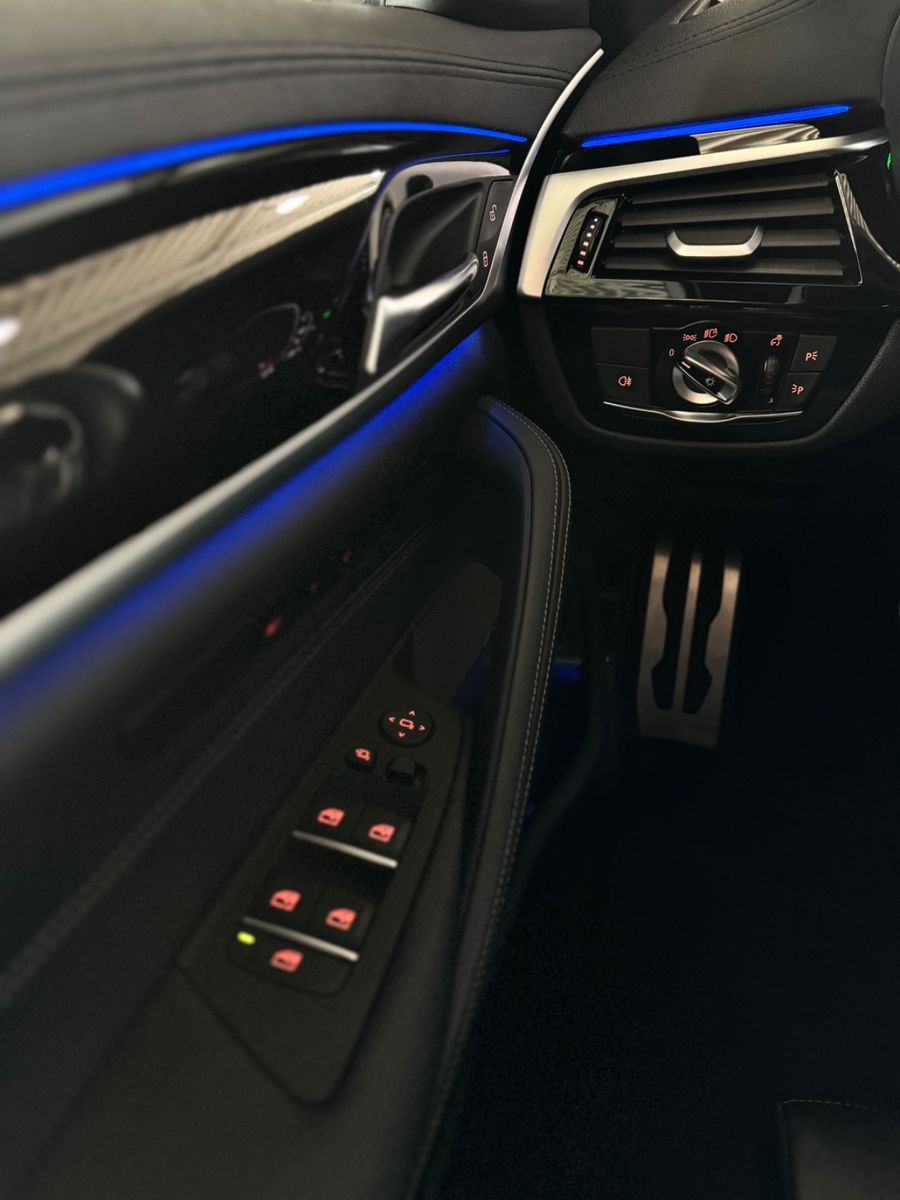 Fahrzeugabbildung BMW M5 xD Kamera H/K HUD DAB SoftCl DisplayKey ACC