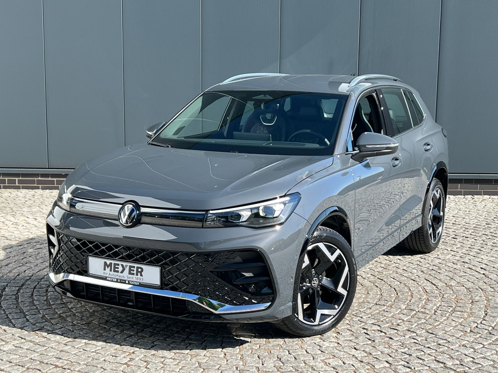 Fahrzeugabbildung Volkswagen Tiguan R-Line 1.5 eTSI DSG *AHK, IQ.Light, ACC,