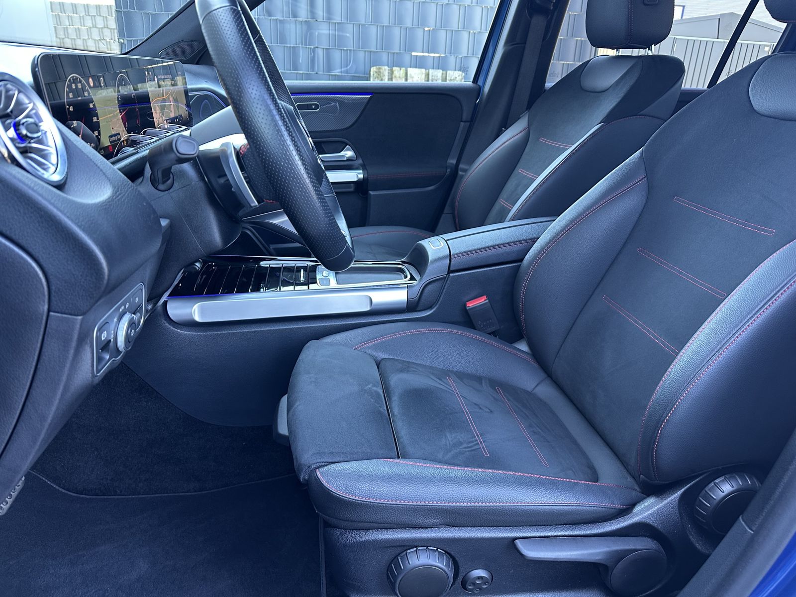Fahrzeugabbildung Mercedes-Benz GLB 200 AMG-Line NAV+LED+AHK+VCOCKPIT+KAMERA+1HD