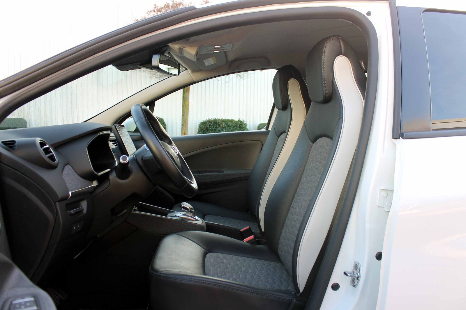 Fahrzeugabbildung Renault Zoe R135 Techno EV50 52kWh KAM PDC NAV SHZ LED