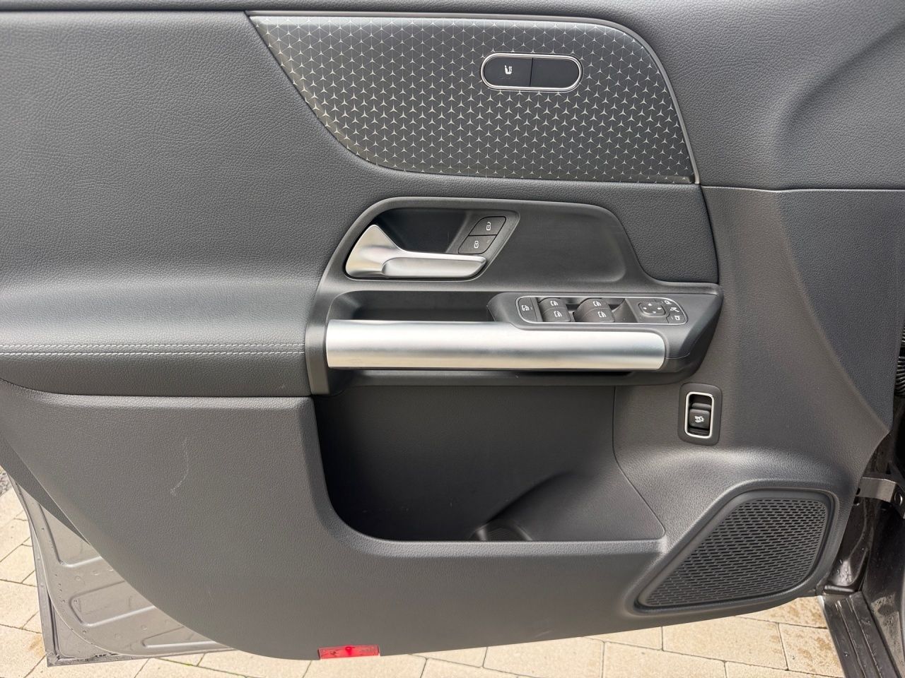 Fahrzeugabbildung Mercedes-Benz B 180 NIGHT+AHK+AMBIENTE+LENKRADHEIZ+KAMERA+