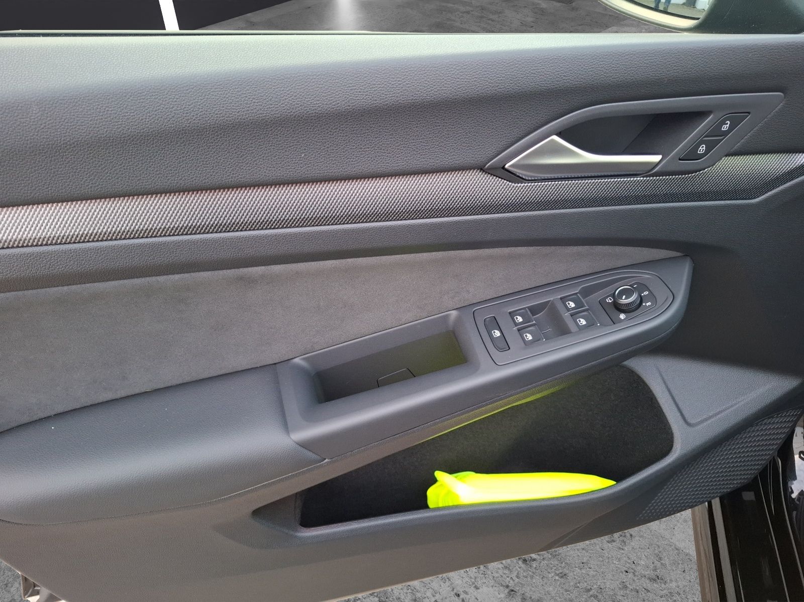 Fahrzeugabbildung Volkswagen Golf VIII Variant TSI R-Line Matrix Navi AID ACC