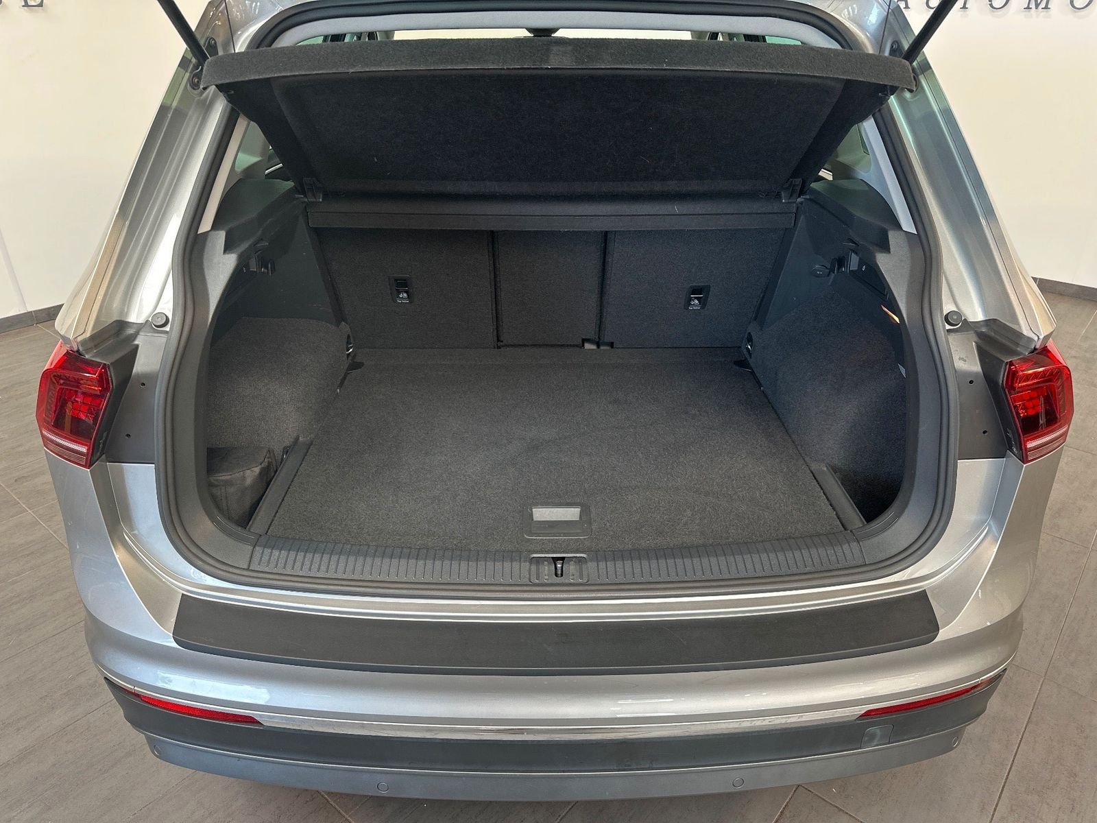 Fahrzeugabbildung Volkswagen Tiguan 1.4 TSI DSG 4M NAV+LED+SHZ+HUD+ACC+AHK